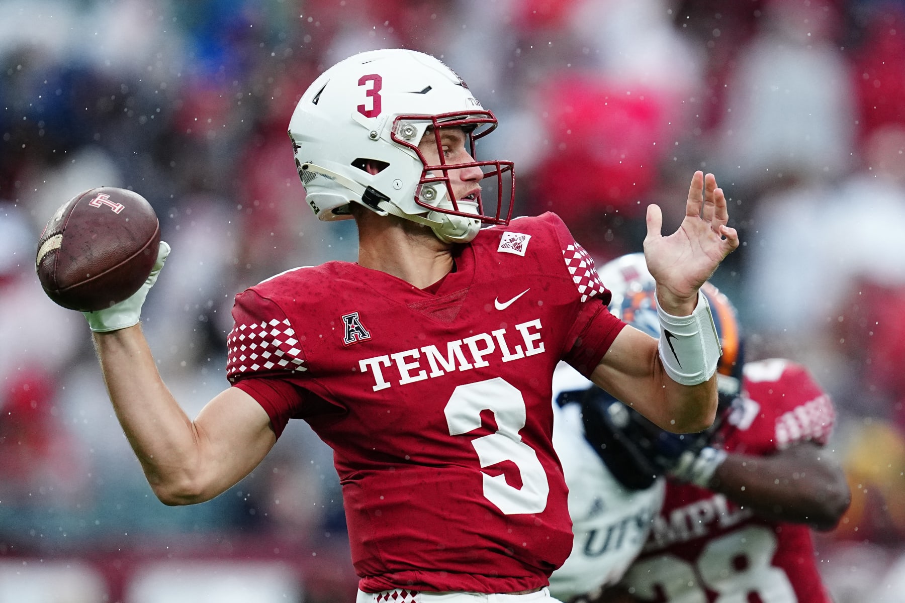 PHILADELPHIA, PENNSYLVANIA - OCTOBER 7: E.J. Warner #3 of the Temple Owls passes the ball against the UTSA Roadrunners in the first half at Lincoln Financial Field on October 7, 2023 in Philadelphia, Pennsylvania. (Photo by Mitchell Leff/Getty Images)