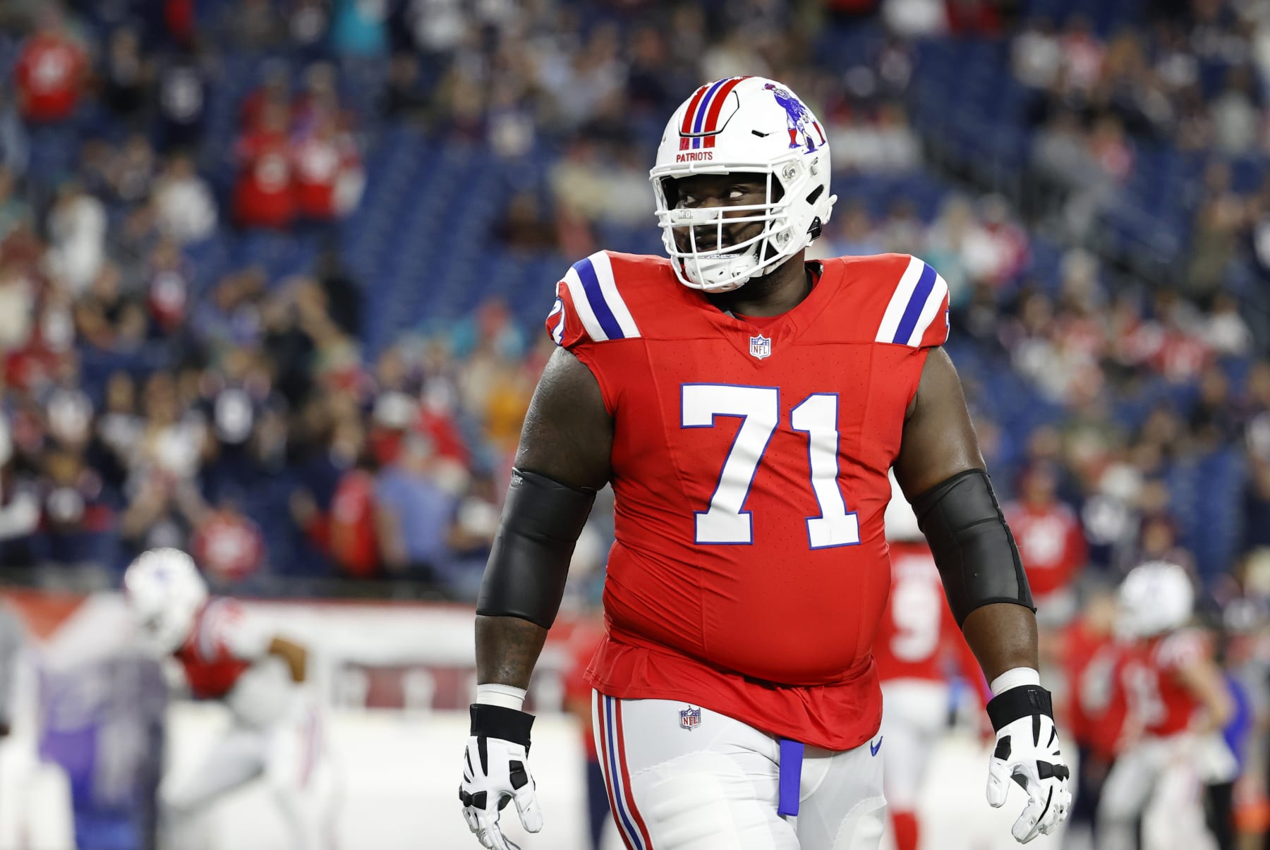 FOXBOROUGH, MA - SEPTEMBER 17: New England Patriots offensive lineman Mike Onwenu (71) in warm up before a game between the New England Patriots and the Miami Dolphins on September 17, 2023, at Gillette Stadium in Foxborough, Massachusetts. (Photo by Fred Kfoury III/Icon Sportswire via Getty Images)
