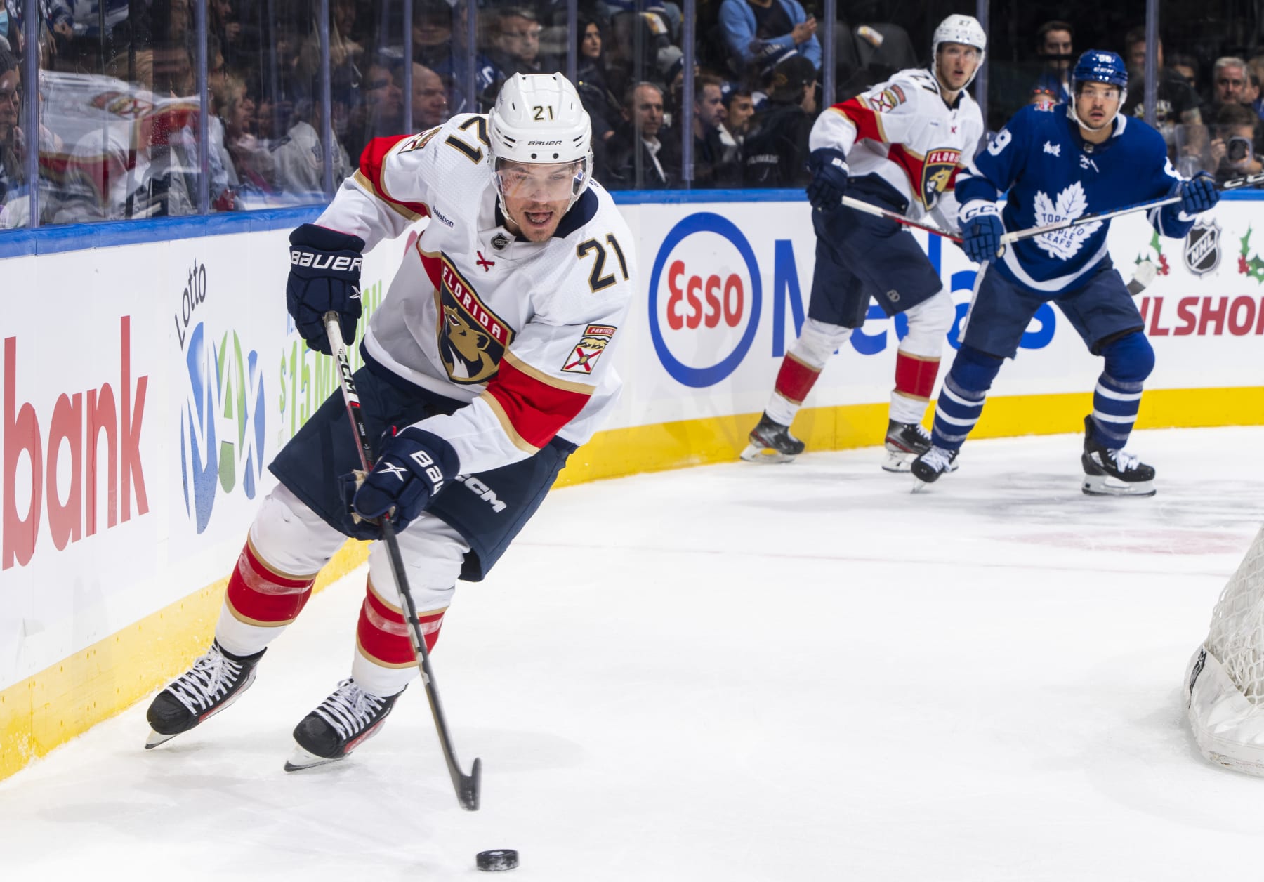 TORONTO, ON - NOVEMBER 28: Evan Rodrigues #17 of the Florida Panthers skates against the Toronto Maple Leafs during the second period at the Scotiabank Arena on November 28, 2023 in Toronto, Ontario, Canada. (Photo by Mark Blinch/NHLI via Getty Images)