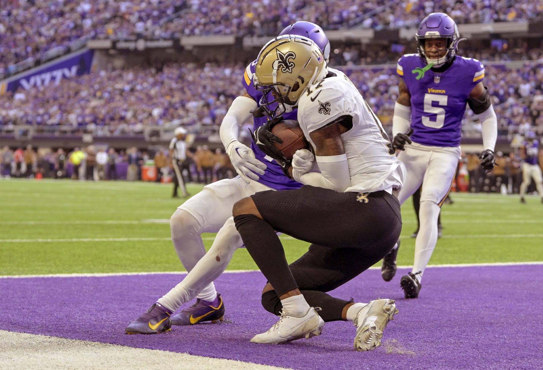MINNEAPOLIS, MN - NOVEMBER 12: New Orleans Saints wide receiver A.T. Perry (17) wrestles the ball away from Minnesota Vikings defensive back Byron Murphy (7) for a 15-yard touchdown reception during the fourth quarter of an NFL game between the Minnesota Vikings and New Orleans Saints on November 12, 2023, at U.S. Bank Stadium in Minneapolis, MN. (Photo by Nick Wosika/Icon Sportswire via Getty Images)
