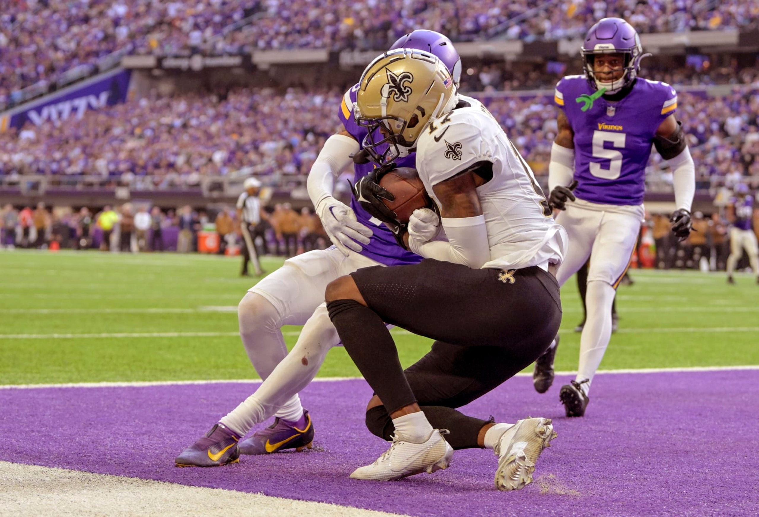 MINNEAPOLIS, MN - NOVEMBER 12: New Orleans Saints wide receiver A.T. Perry (17) wrestles the ball away from Minnesota Vikings defensive back Byron Murphy (7) for a 15-yard touchdown reception during the fourth quarter of an NFL game between the Minnesota Vikings and New Orleans Saints on November 12, 2023, at U.S. Bank Stadium in Minneapolis, MN. (Photo by Nick Wosika/Icon Sportswire via Getty Images)