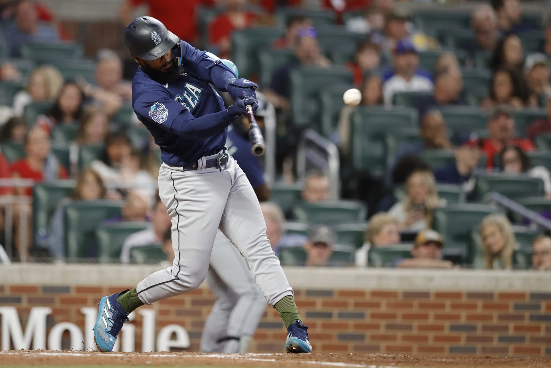 ATLANTA, GEORGIA - MAY 19: Teoscar Hernandez #35 of the Seattle Mariners hits an RBI single in the seventh inning against the Atlanta Braves at Truist Park on May 19, 2023 in Atlanta, Georgia. (Photo by Alex Slitz/Getty Images)