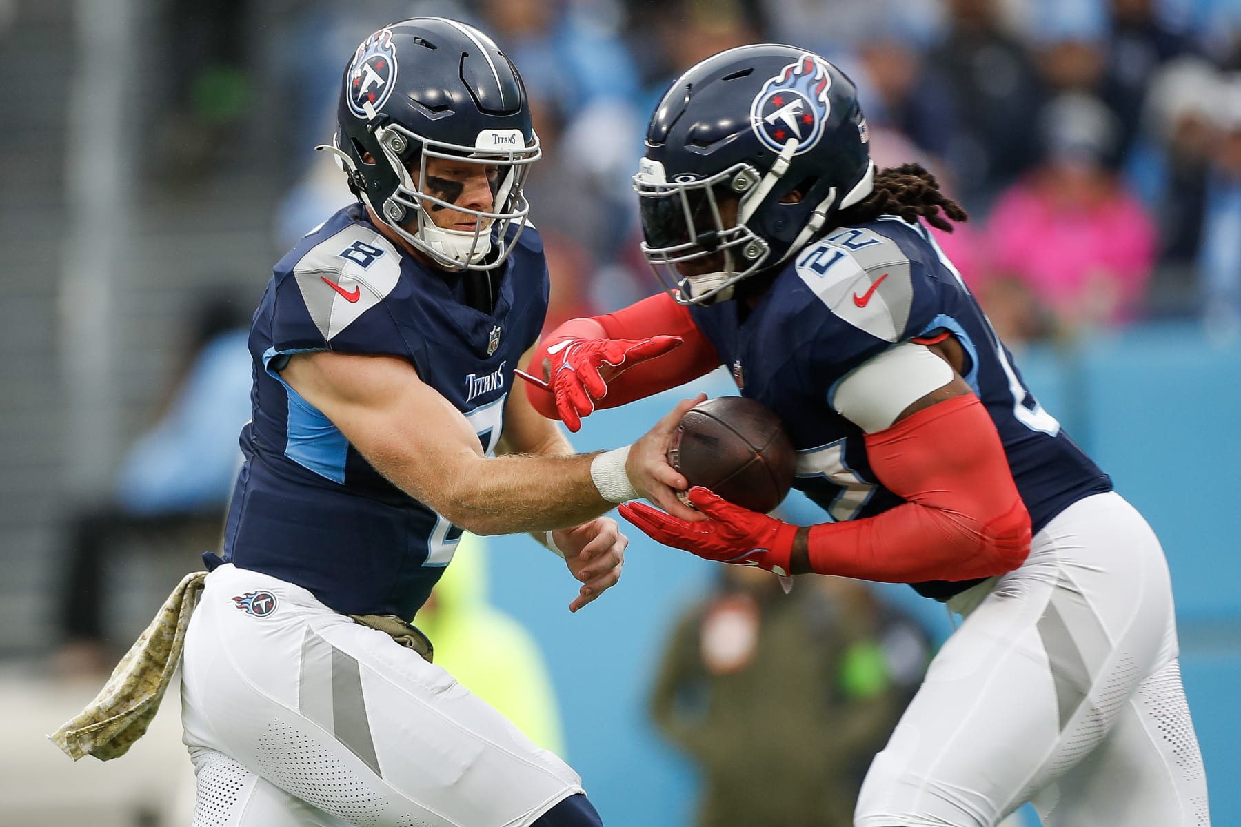 Will Levis hands of to Derrick Henry