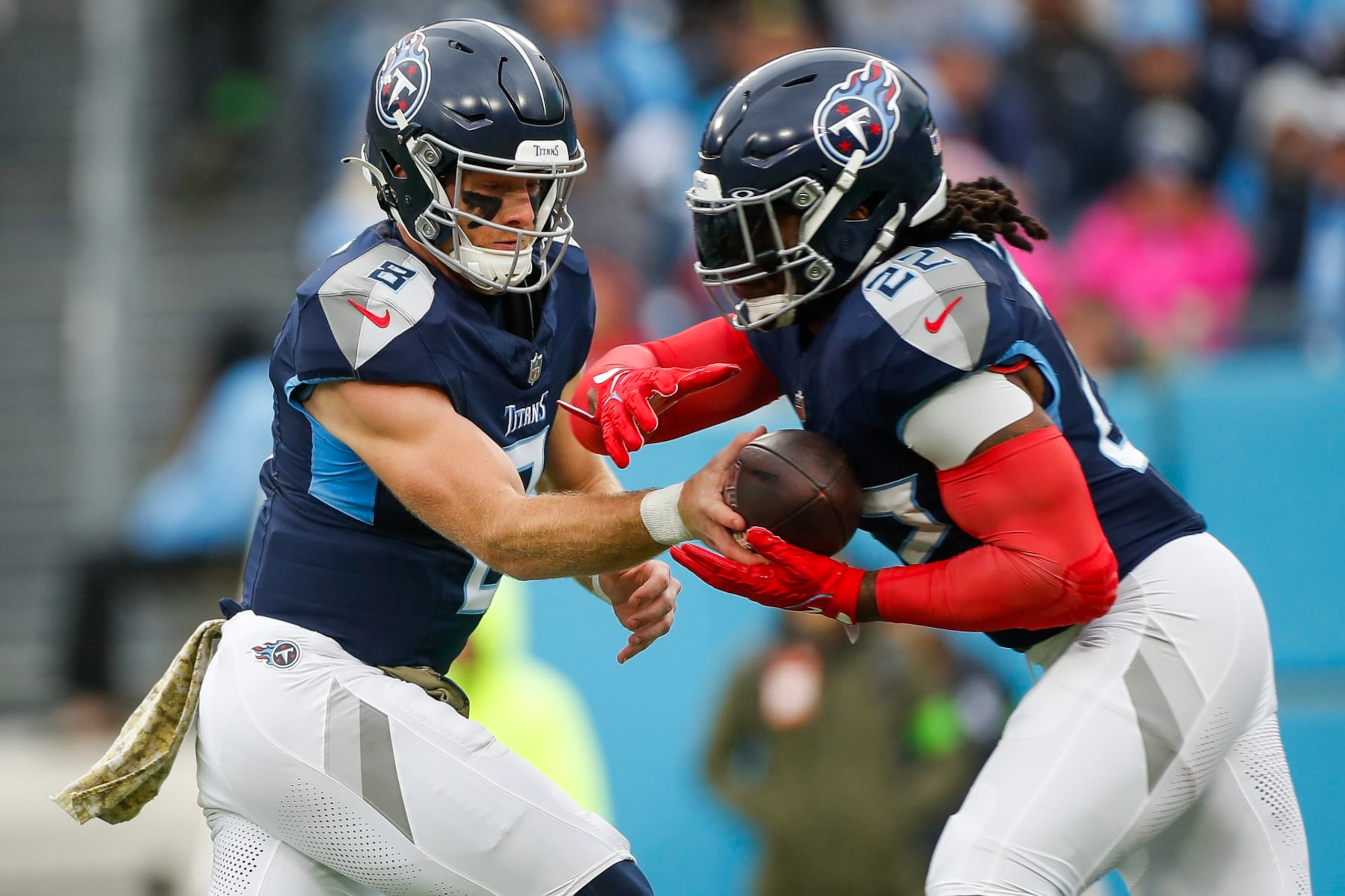 Will Levis hands of to Derrick Henry