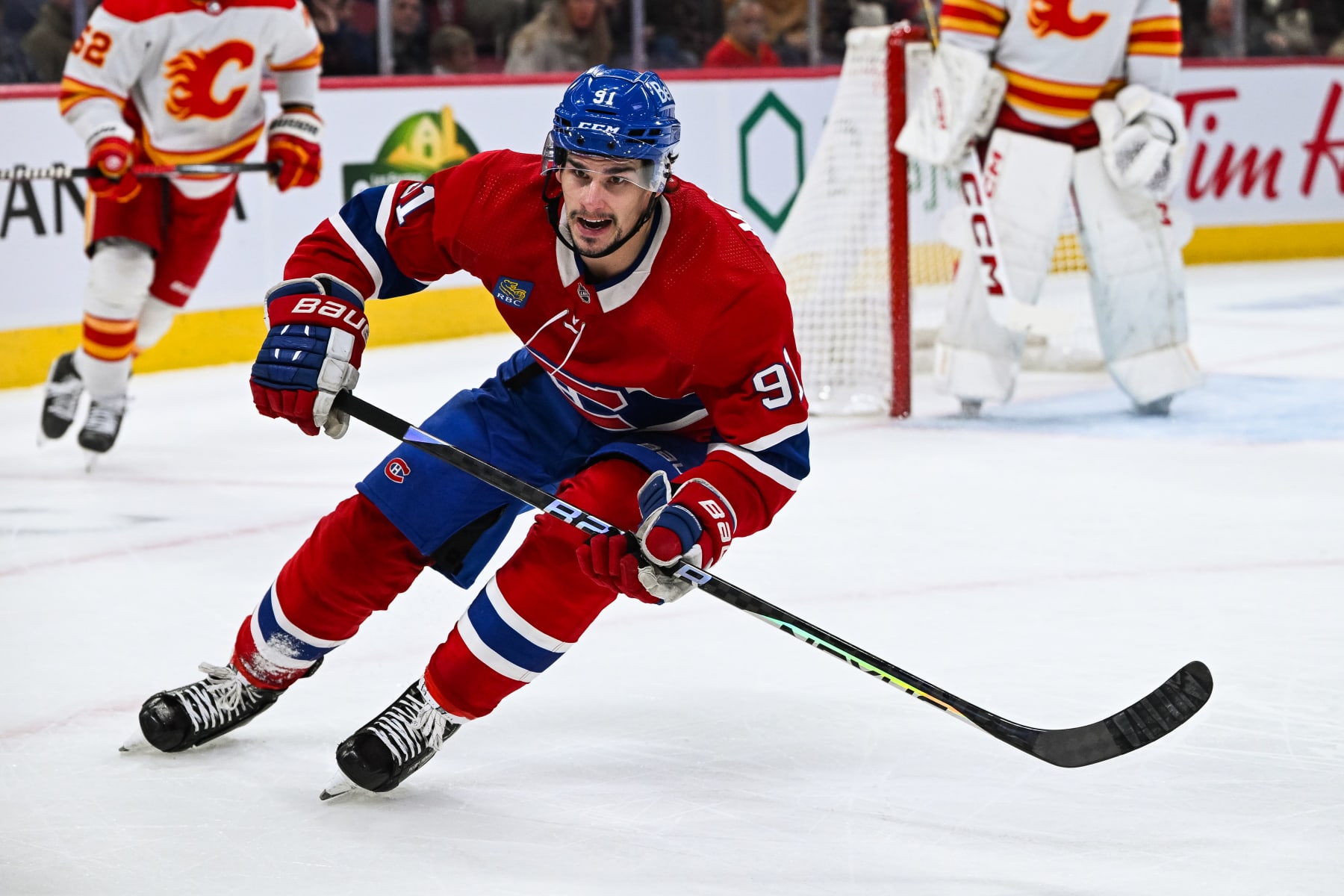 MONTREAL, QC - NOVEMBER 14: Montreal Canadiens center Sean Monahan (91) tracks the play during the Calgary Flames versus the Montreal Canadiens game on November 14, 2023, at Bell Centre in Montreal, QC (Photo by David Kirouac/Icon Sportswire via Getty Images)