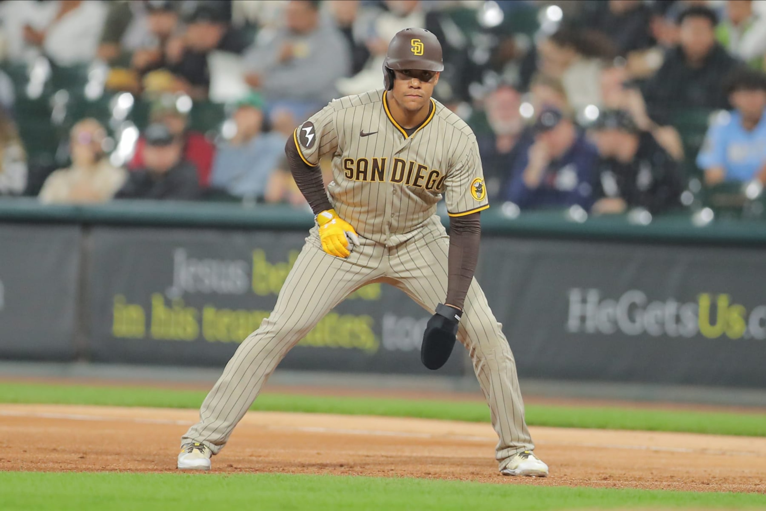 CHICAGO, IL - SEPTEMBER 29: San Diego Padres left fielder Juan Soto (22) takes a lead off first base during a Major League Baseball game between the San Diego Padres and the Chicago White Sox on September 29, 2023 at Guaranteed Rate Field in Chicago, IL. (Photo by Melissa Tamez/Icon Sportswire via Getty Images)