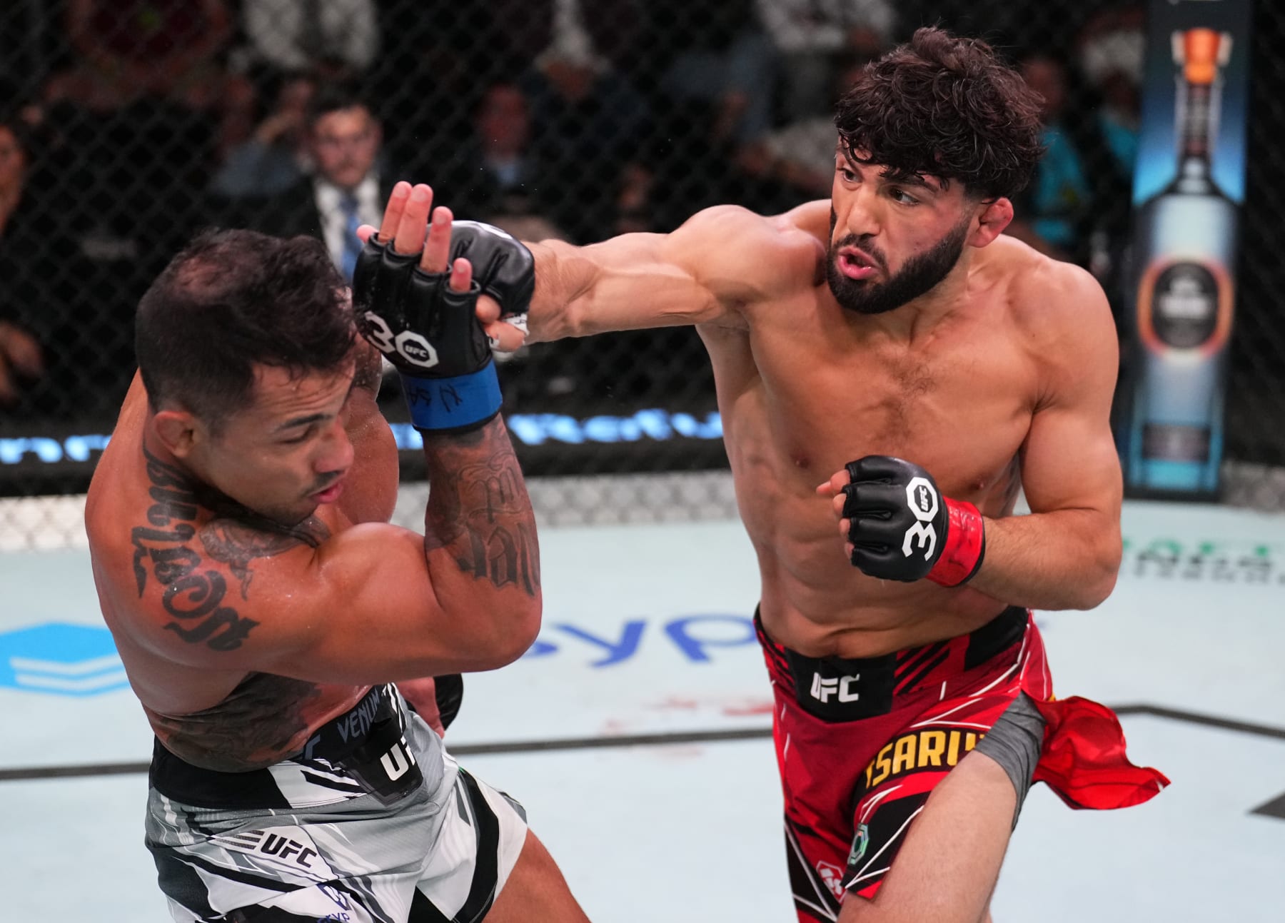 Arman Tsarukyan punches Joaquim Silva
