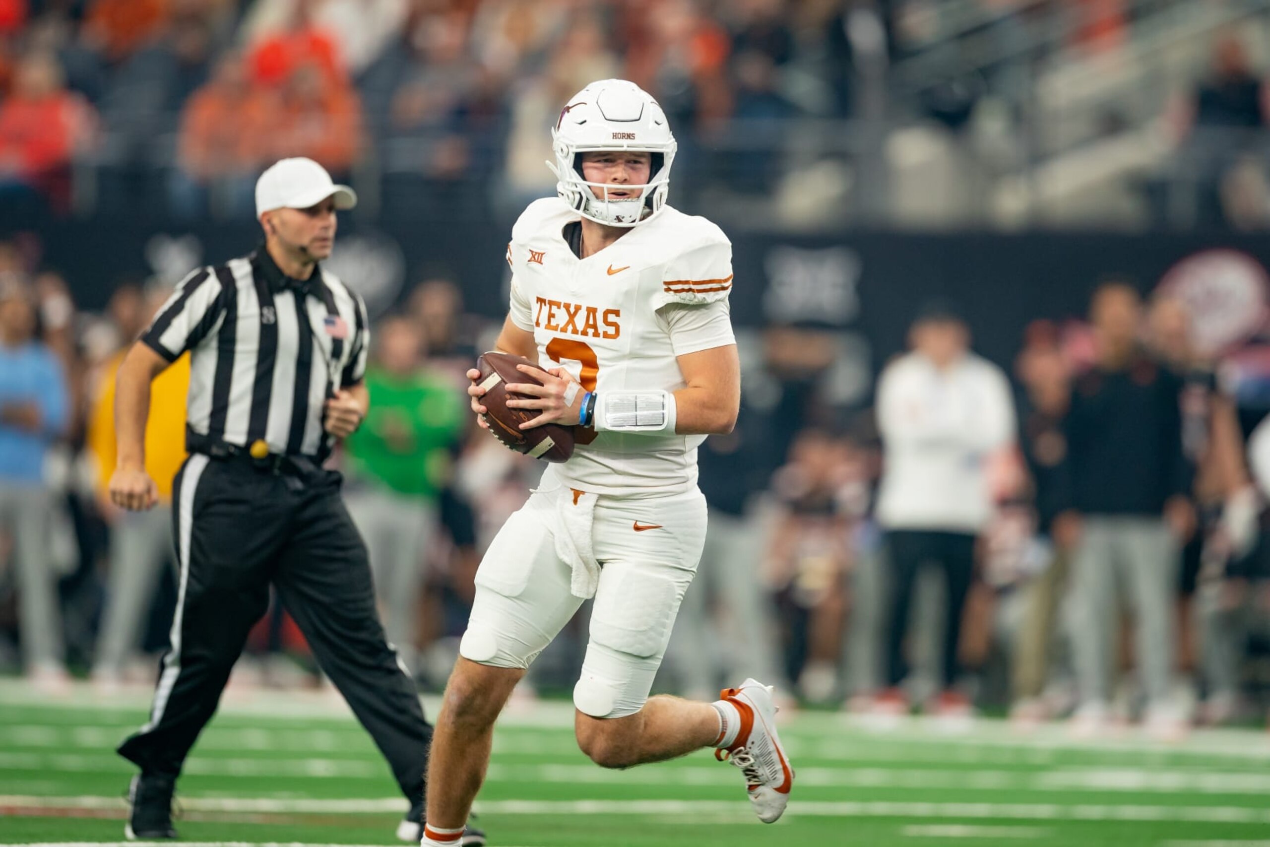 ARLINGTON, TX - DECEMBER 02: Texas Longhorns quarterback Quinn Ewers (3) rolls out to pass during the Big 12 Championship game between the Texas Longhorns and the Oklahoma State Cowboys on December 02, 2023 at AT&T Stadium in Arlington, TX. (Photo by Chris Leduc/Icon Sportswire via Getty Images) ARLINGTON, TX - DECEMBER 02: Texas Longhorns quarterback Quinn Ewers (3) rolls out to pass during the Big 12 Championship game between the Texas Longhorns and the Oklahoma State Cowboys on December 02, 2023 at AT&T Stadium in Arlington, TX. (Photo by Chris Leduc/Icon Sportswire via Getty Images)