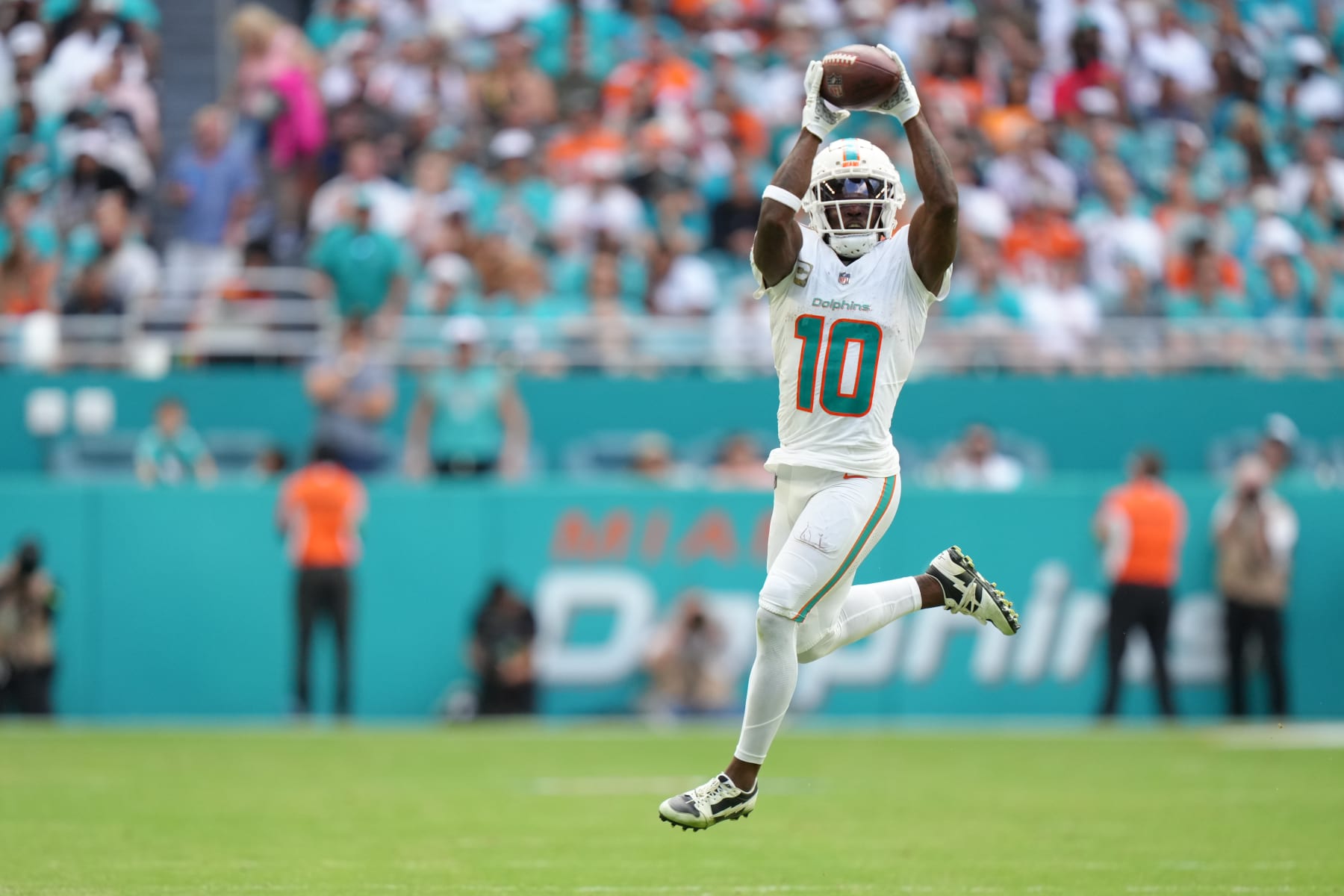 MIAMI GARDENS, FL - NOVEMBER 19: Miami Dolphins wide receiver Tyreek Hill (10)makes a leaping catch during the game between the Las Vegas Raiders and the Miami Dolphins on Sunday, November 19, 2023 at Hard Rock Stadium, Miami, Fla. (Photo by Peter Joneleit/Icon Sportswire via Getty Images)