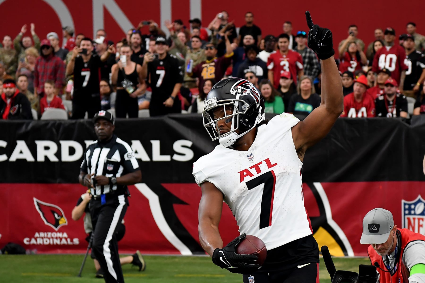 GLENDALE, ARIZONA - NOVEMBER 12: Bijan Robinson #7 of the Atlanta Falcons celebrates a touchdown against the Arizona Cardinals during the second quarter at State Farm Stadium on November 12, 2023 in Glendale, Arizona. (Photo by Norm Hall/Getty Images)