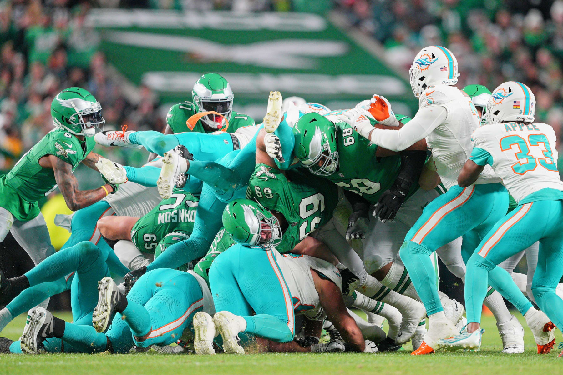 PHILADELPHIA, PA - OCTOBER 22: Philadelphia Eagles execute a tush push for a first down during the game between the Miami Dolphins and the Philadelphia Eagles on October 22, 2023 at Lincoln Financial Field. (Photo by Andy Lewis/Icon Sportswire via Getty Images)