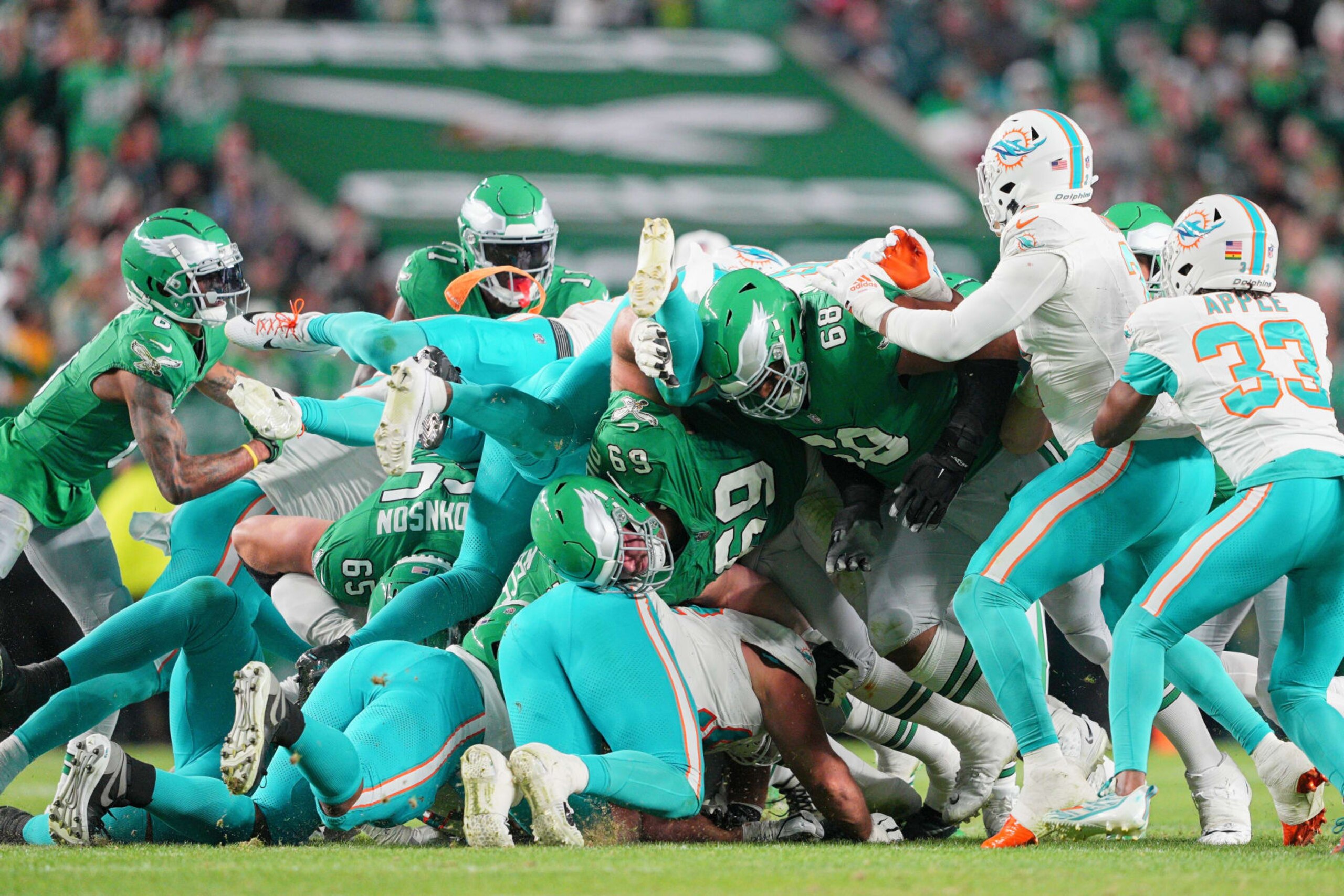 PHILADELPHIA, PA - OCTOBER 22: Philadelphia Eagles execute a tush push for a first down during the game between the Miami Dolphins and the Philadelphia Eagles on October 22, 2023 at Lincoln Financial Field. (Photo by Andy Lewis/Icon Sportswire via Getty Images)