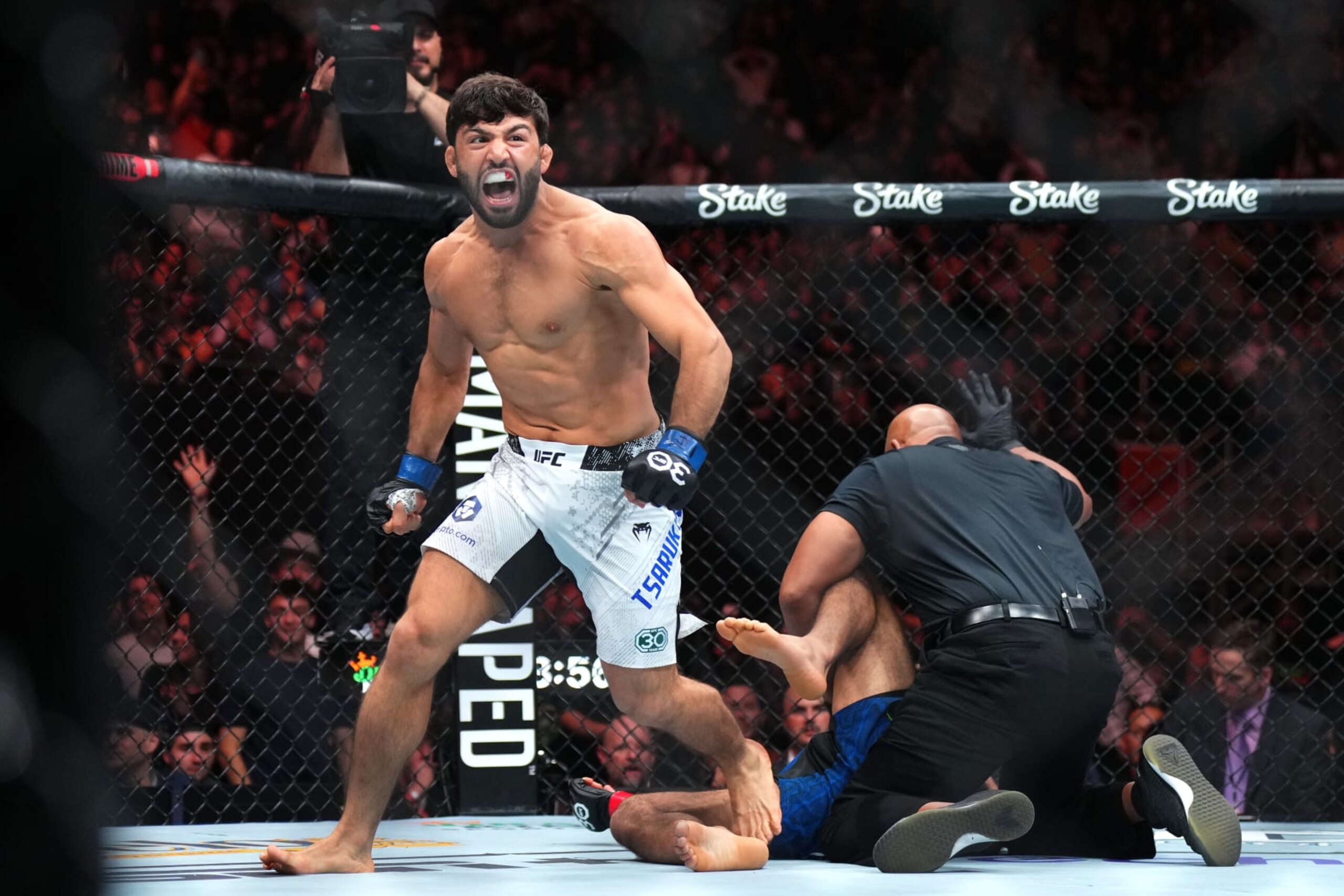 Arman Tsarukyan knocks out Beneil Dariush in Austin, Texas. Arman Tsarukyan knocks out Beneil Dariush in Austin, Texas.