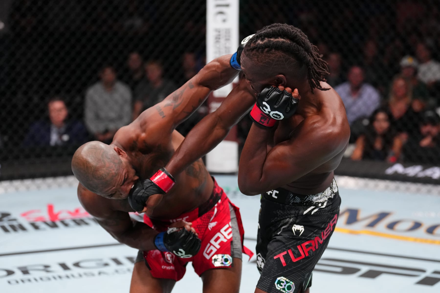 Jalin Turner knocks out Bobby Green