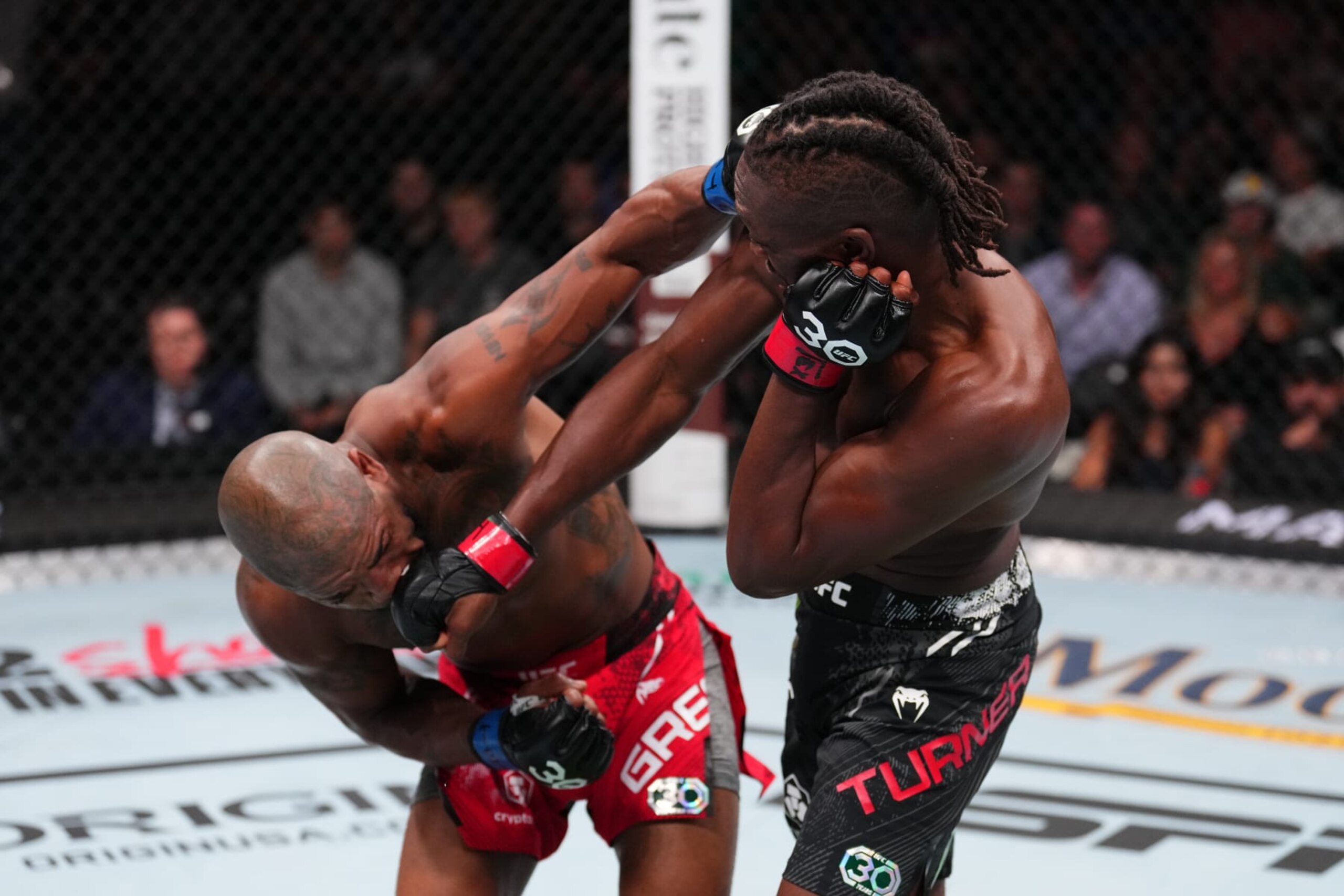 Jalin Turner knocks out Bobby Green Jalin Turner knocks out Bobby Green