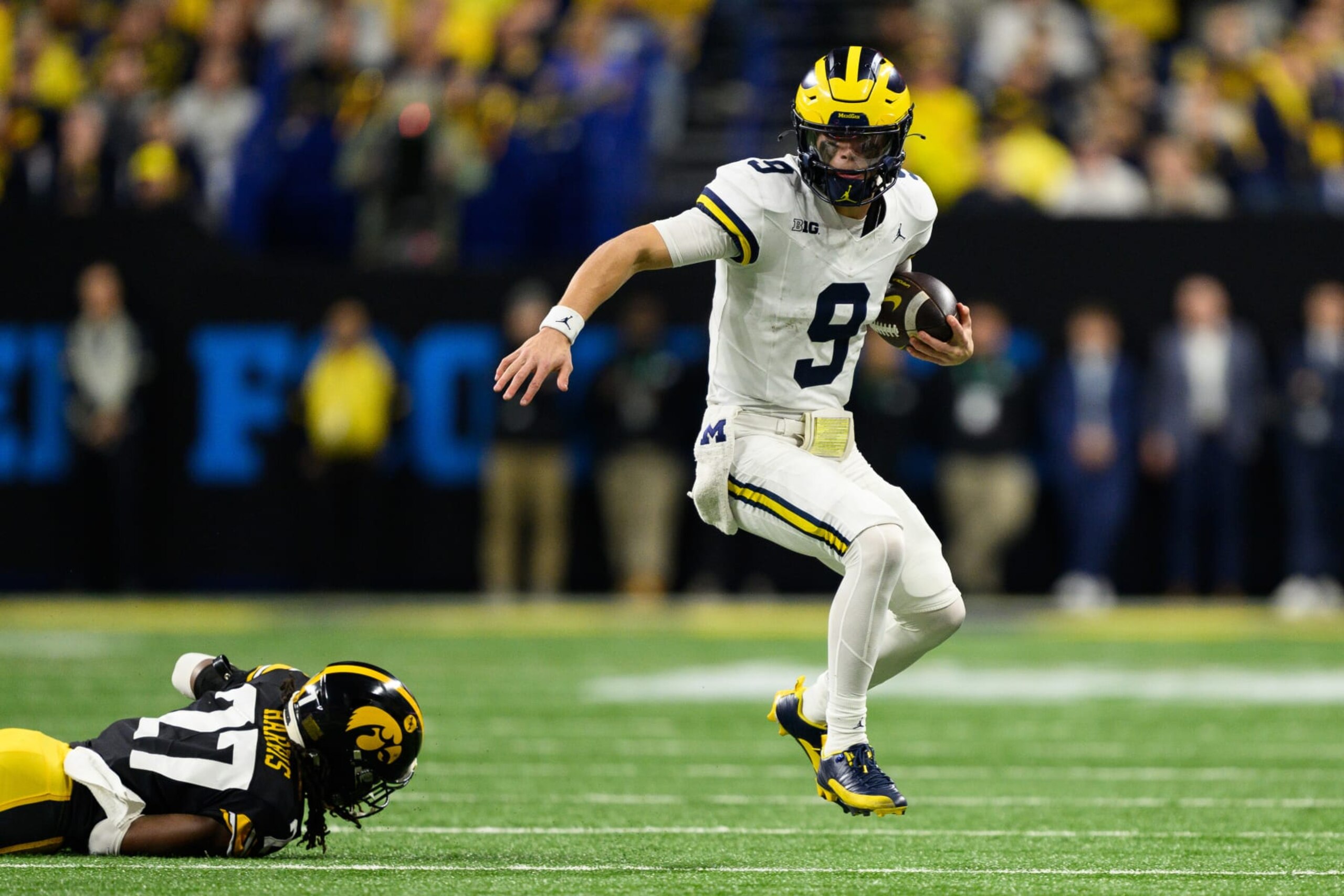 INDIANAPOLIS, IN - DECEMBER 02: Michigan Wolverines quarterback J.J. McCarthy (9) runs to the outside during the Big 10 Championship game between the Michigan Wolverines and Iowa Hawkeyes on December 2, 2023, at Lucas Oil Stadium in Indianapolis, IN. (Photo by Zach Bolinger/Icon Sportswire via Getty Images)