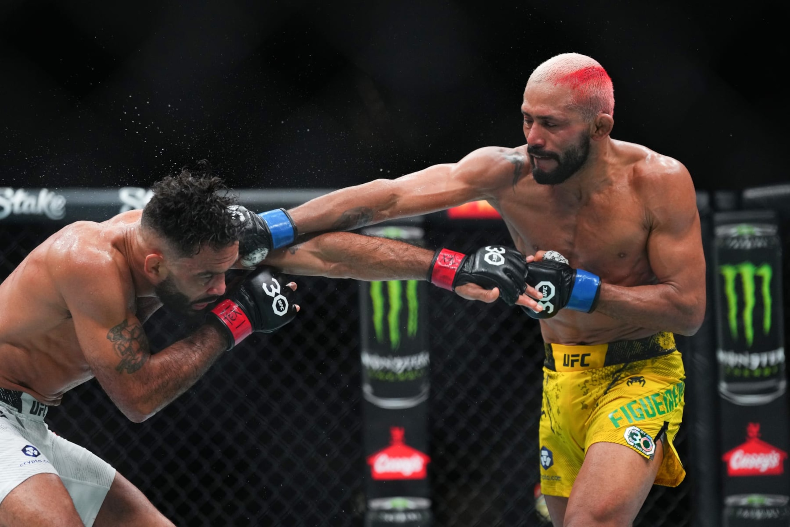 DEiveson Figueiredo punches Rob Font DEiveson Figueiredo punches Rob Font