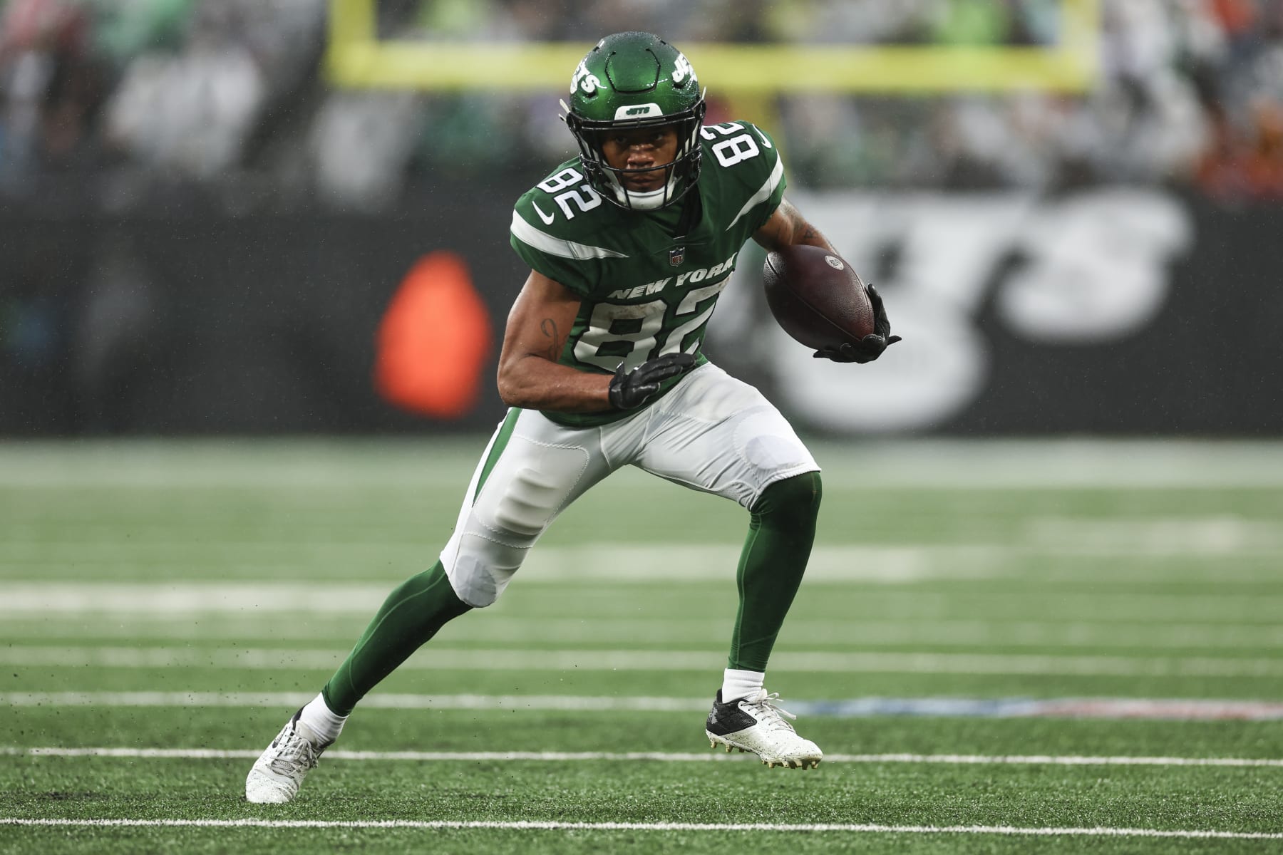 EAST RUTHERFORD, NJ - DECEMBER 3: Xavier Gipson #82 of the New York Jets carries the ball during the second quarter of an NFL football game against the Atlanta Falcons at MetLife Stadium on December 3, 2023 in East Rutherford, New Jersey. (Photo by Kevin Sabitus/Getty Images)