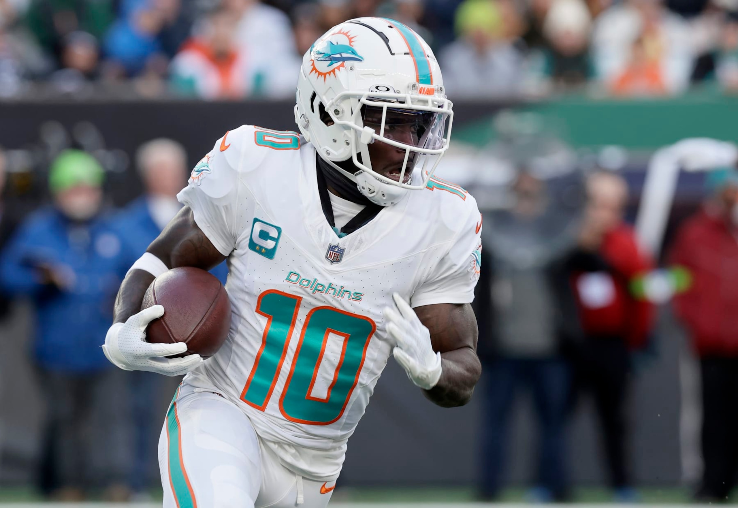 EAST RUTHERFORD, NEW JERSEY - NOVEMBER 24: (NEW YORK DAILIES OUT)  Tyreek Hill #10 of the Miami Dolphins in action against the New York Jets at MetLife Stadium on November 24, 2023 in East Rutherford, New Jersey. The Dolphins defeated the Jets 34-13.  (Photo by Jim McIsaac/Getty Images)