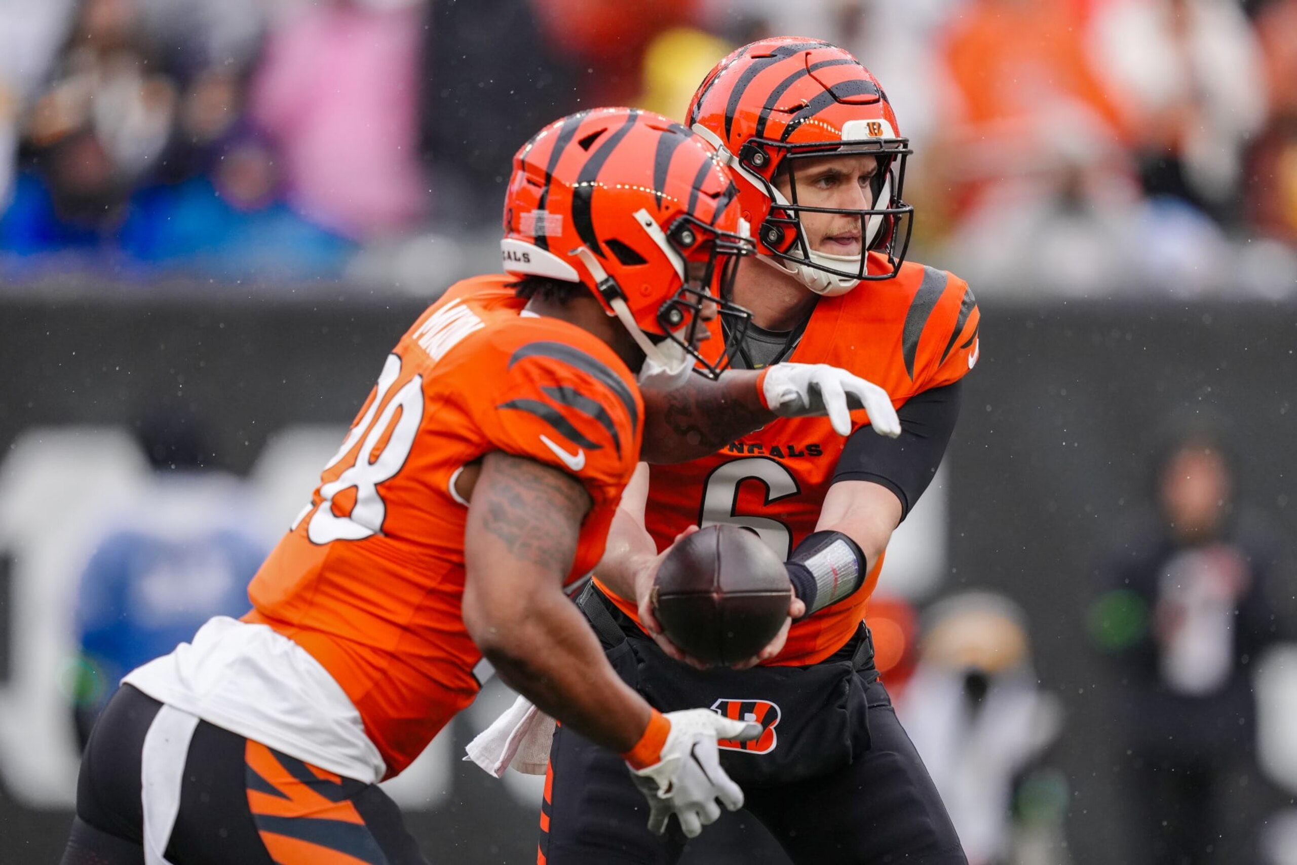 CINCINNATI, OHIO - NOVEMBER 26: Jake Browning #6 of the Cincinnati Bengals hands the ball off to Joe Mixon #28 in the second quarter against the Pittsburgh Steelers at Paycor Stadium on November 26, 2023 in Cincinnati, Ohio. (Photo by Dylan Buell/Getty Images)