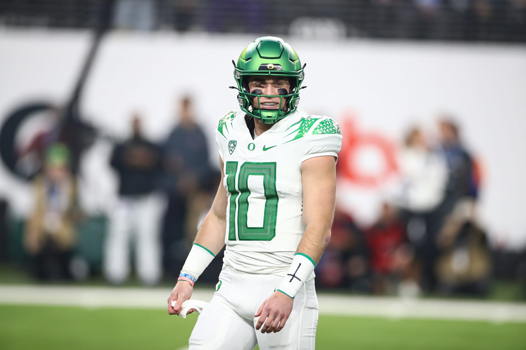 LAS VEGAS, NV - DECEMBER 01:  Oregon Ducks quarterback Bo Nix (10) look to sideline during the PAC-12 Football Championship Game between the Oregon Ducks and the Washington Huskies on December 01, 2023, at Allegiant Stadium in  Las Vegas, NV. (Photo by Jevone Moore/Icon Sportswire via Getty Images)