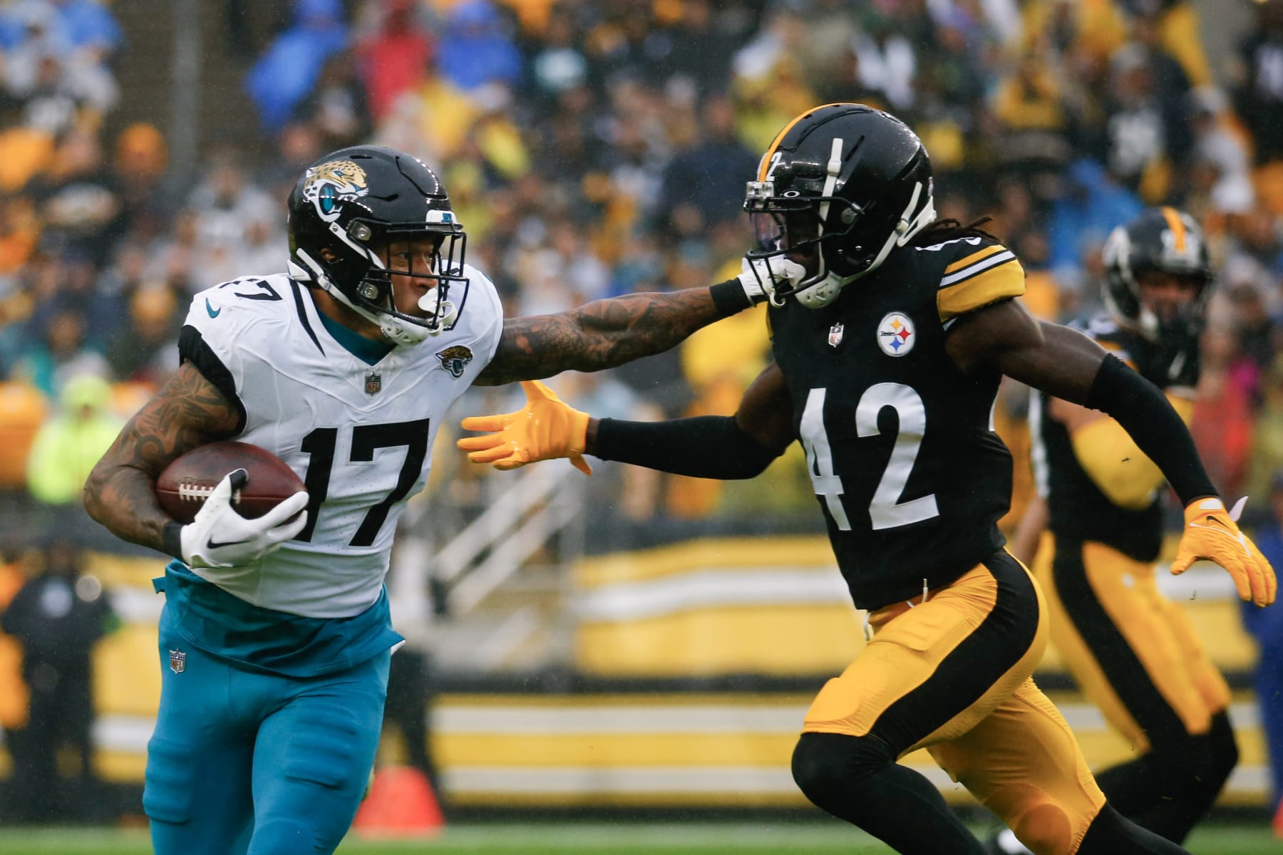 PITTSBURGH, PENNSYLVANIA - OCTOBER 29: Evan Engram #17 of the Jacksonville Jaguars runs the ball against James Pierre #42 of the Pittsburgh Steelers during the first quarter at Acrisure Stadium on October 29, 2023 in Pittsburgh, Pennsylvania. (Photo by Justin K. Aller/Getty Images)
