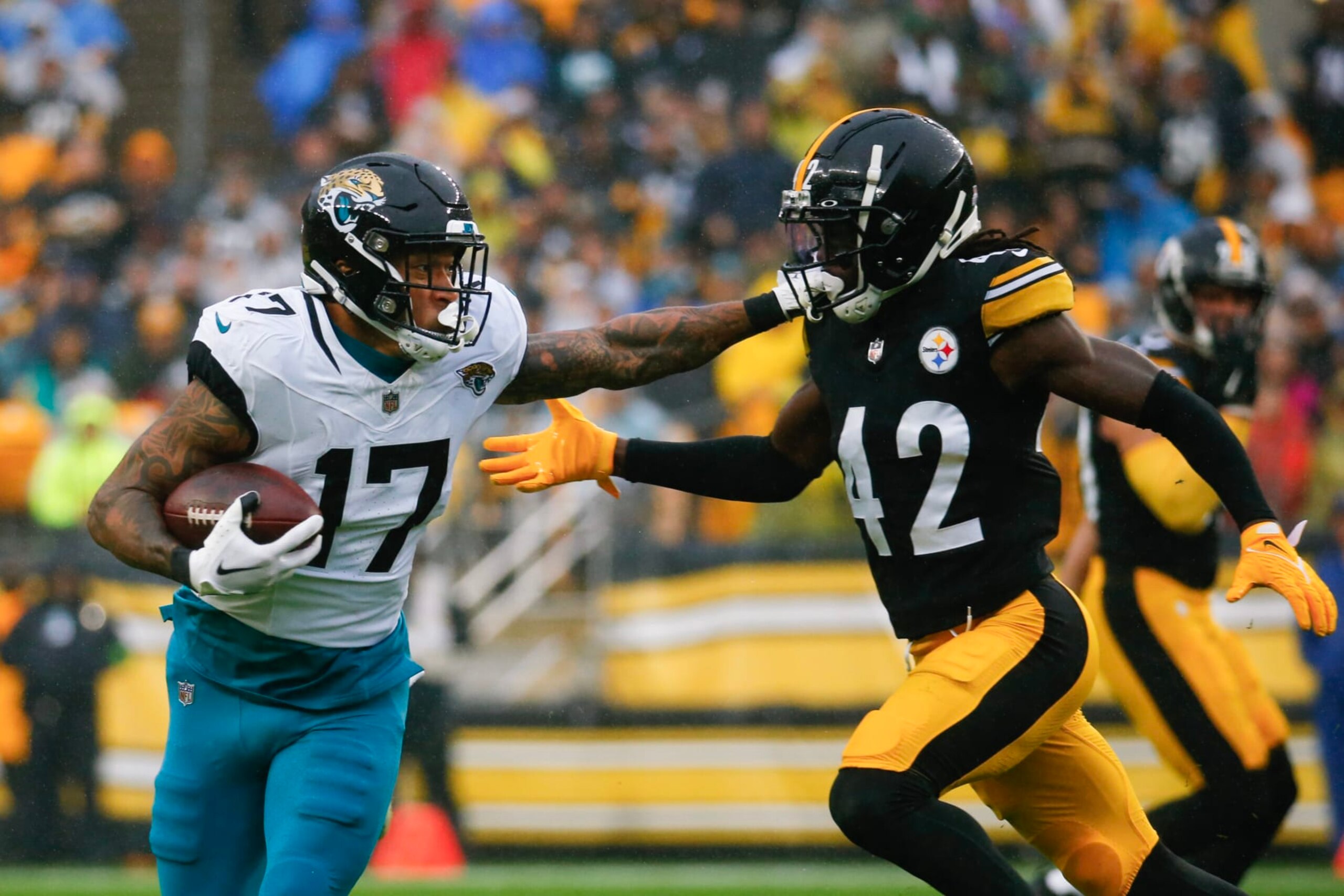PITTSBURGH, PENNSYLVANIA - OCTOBER 29: Evan Engram #17 of the Jacksonville Jaguars runs the ball against James Pierre #42 of the Pittsburgh Steelers during the first quarter at Acrisure Stadium on October 29, 2023 in Pittsburgh, Pennsylvania. (Photo by Justin K. Aller/Getty Images)