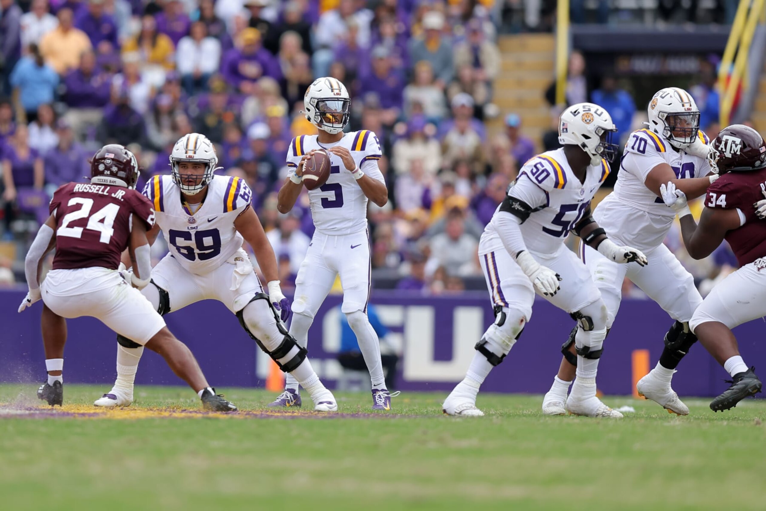 BATON ROUGE, LOUISIANA - NOVEMBER 25: Jayden Daniels #5 of the LSU Tigers throws the ball against the Texas A&M Aggies during a game at Tiger Stadium on November 25, 2023 in Baton Rouge, Louisiana. (Photo by Jonathan Bachman/Getty Images) BATON ROUGE, LOUISIANA - NOVEMBER 25: Jayden Daniels #5 of the LSU Tigers throws the ball against the Texas A&M Aggies during a game at Tiger Stadium on November 25, 2023 in Baton Rouge, Louisiana. (Photo by Jonathan Bachman/Getty Images)