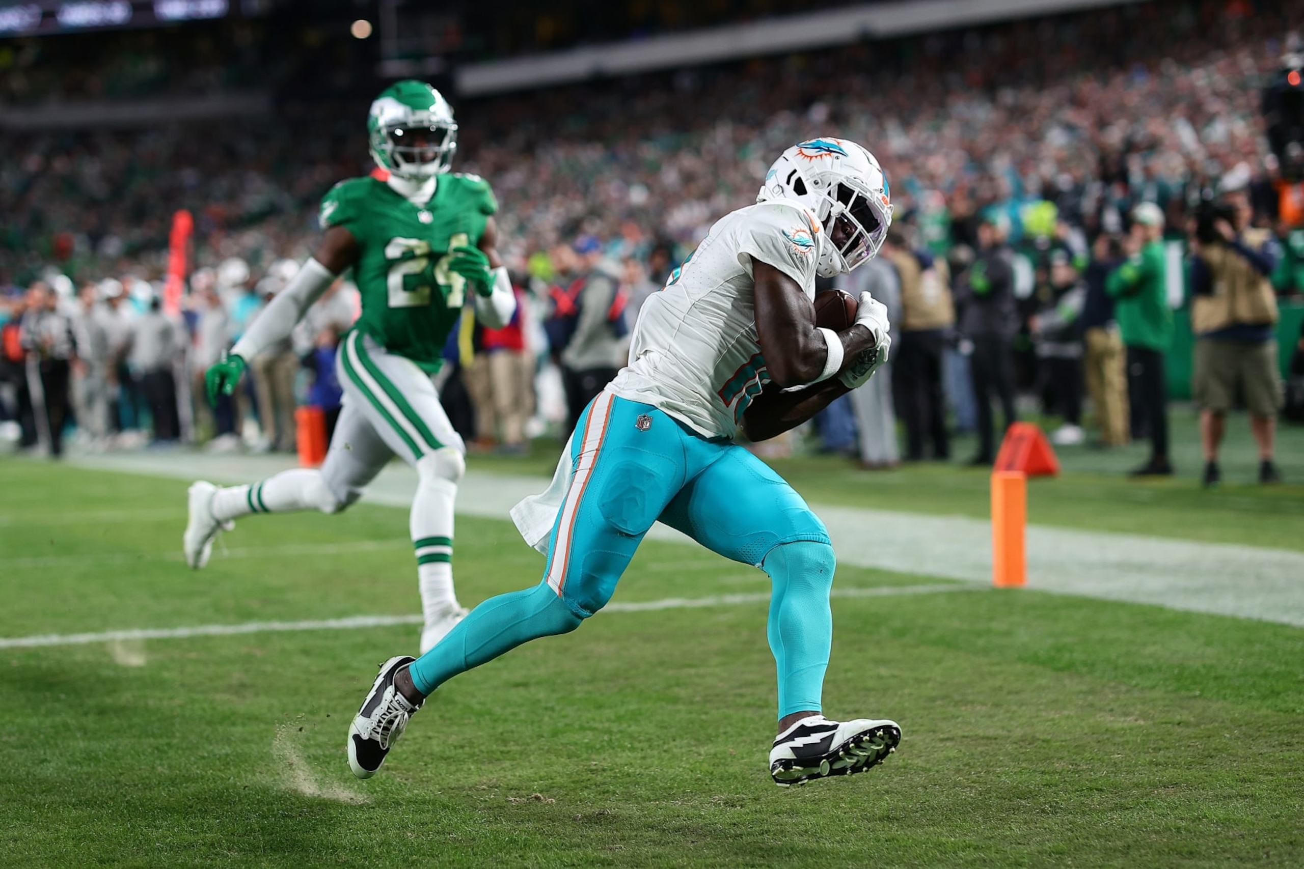 PHILADELPHIA, PENNSYLVANIA - OCTOBER 22: Tyreek Hill #10 of the Miami Dolphins catches a touchdown pass past the defense of James Bradberry #24 of the Philadelphia Eagles during the first half of a game at Lincoln Financial Field on October 22, 2023 in Philadelphia, Pennsylvania. (Photo by Tim Nwachukwu/Getty Images) PHILADELPHIA, PENNSYLVANIA - OCTOBER 22: Tyreek Hill #10 of the Miami Dolphins catches a touchdown pass past the defense of James Bradberry #24 of the Philadelphia Eagles during the first half of a game at Lincoln Financial Field on October 22, 2023 in Philadelphia, Pennsylvania. (Photo by Tim Nwachukwu/Getty Images)