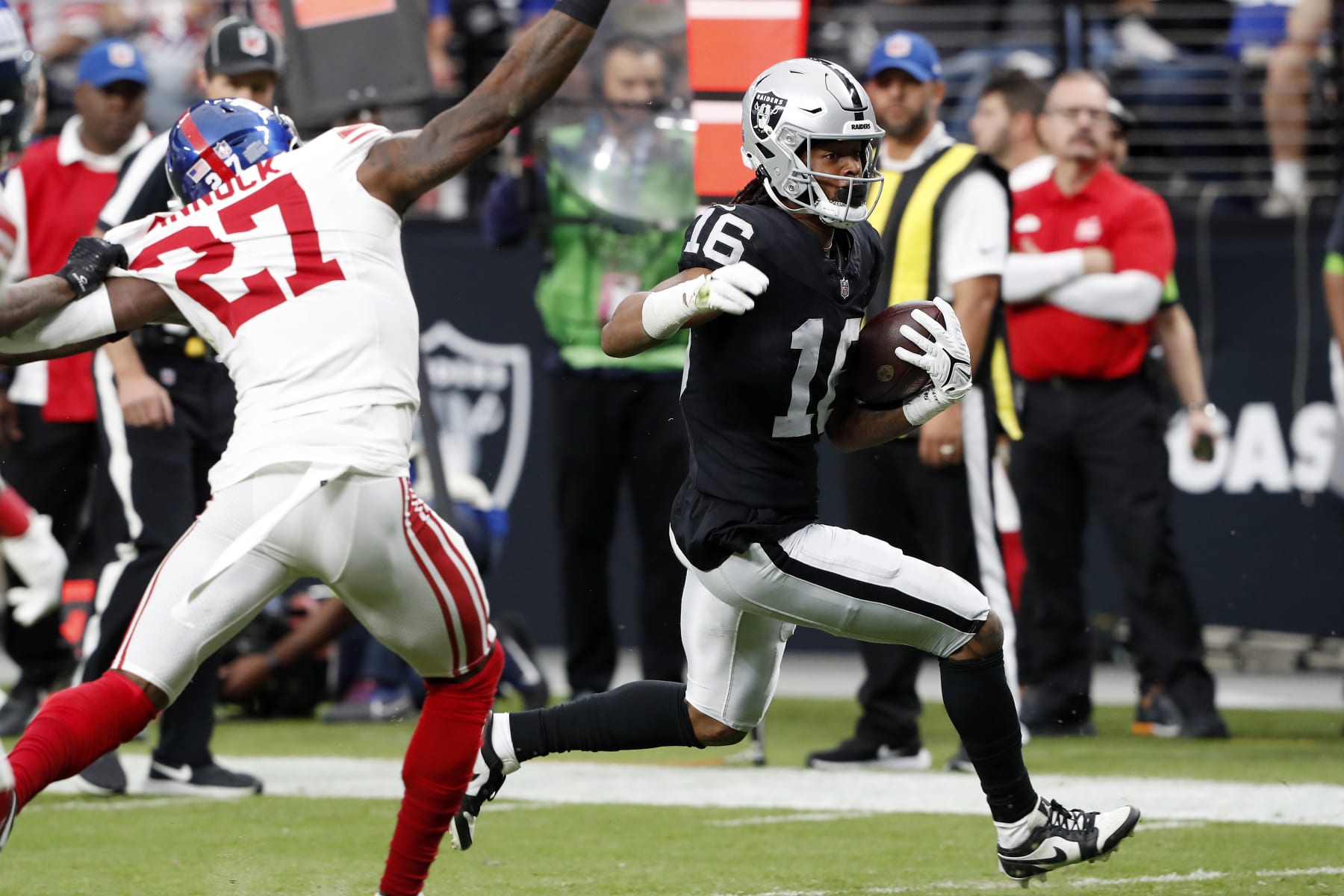 Raiders WR Jakobi Meyers runs for a touchdown against the Giants