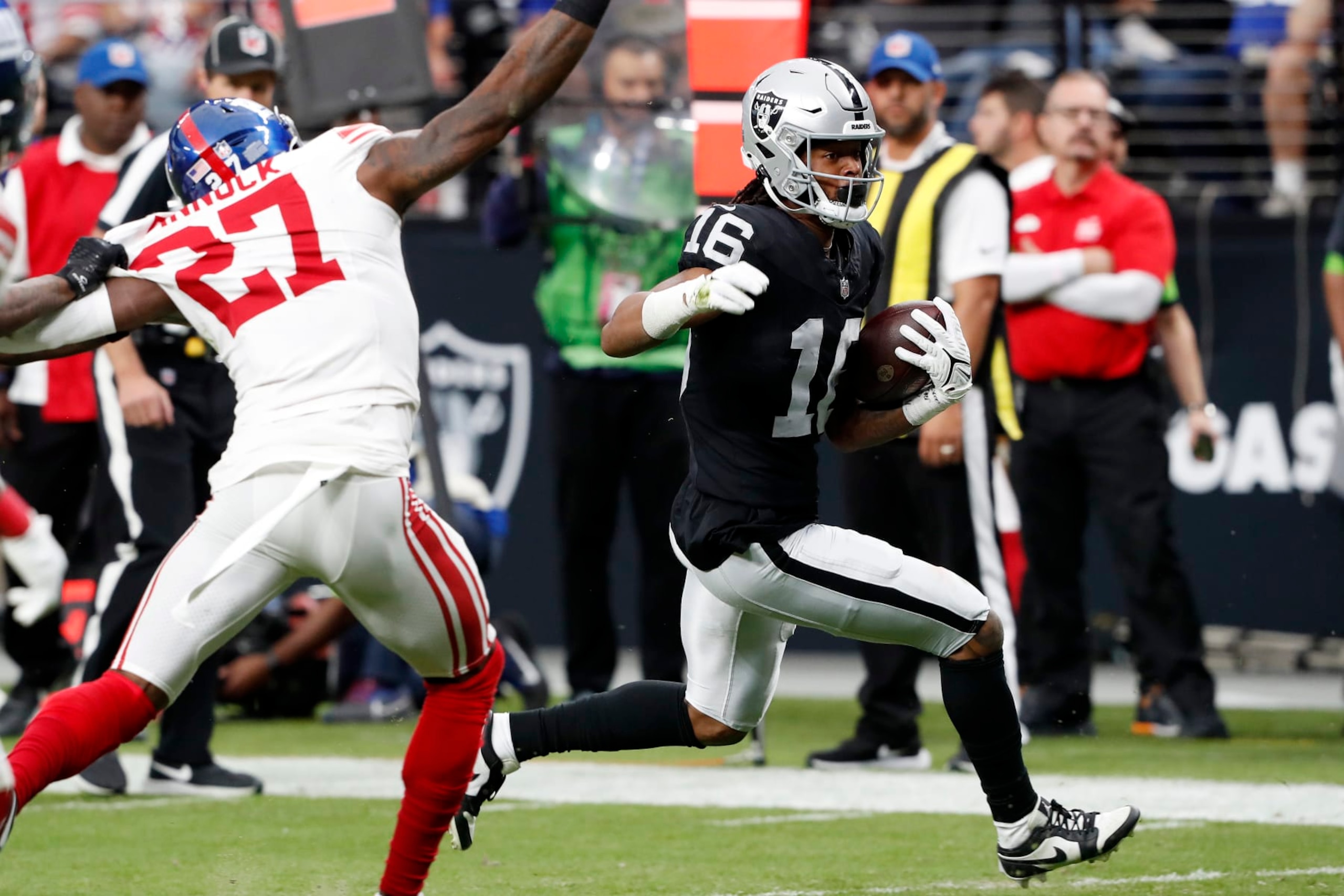 Raiders WR Jakobi Meyers runs for a touchdown against the Giants