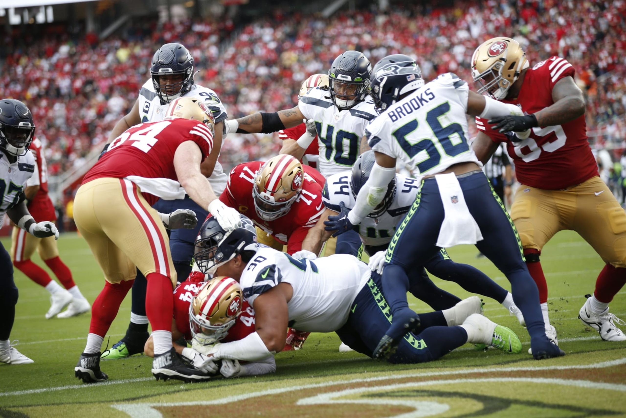 49ers FB Kyle Juszczyk  runs for a touchdown against the Seahawks.