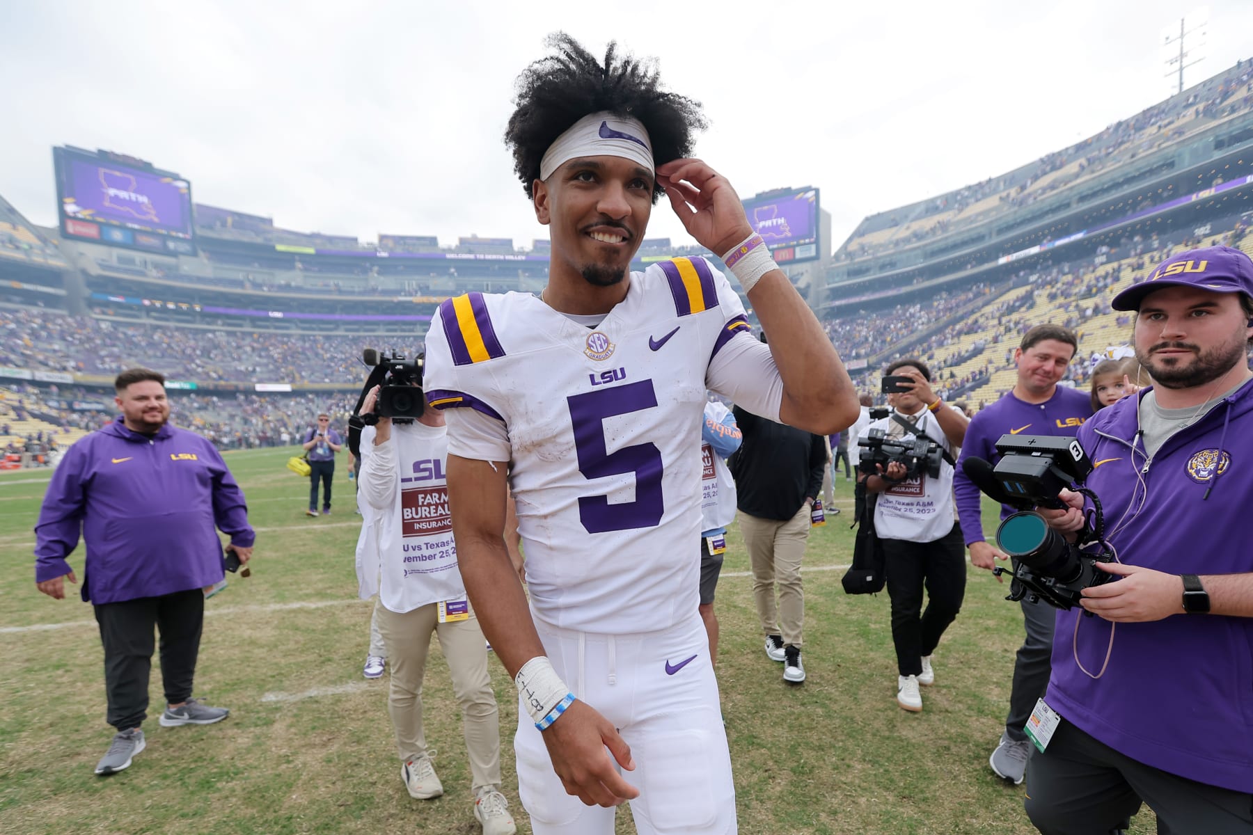 BATON ROUGE, LOUISIANA - NOVEMBER 25: Jayden Daniels #5 of the LSU Tigers celebrates after a game against the Texas A&M Aggies at Tiger Stadium on November 25, 2023 in Baton Rouge, Louisiana. (Photo by Jonathan Bachman/Getty Images)
