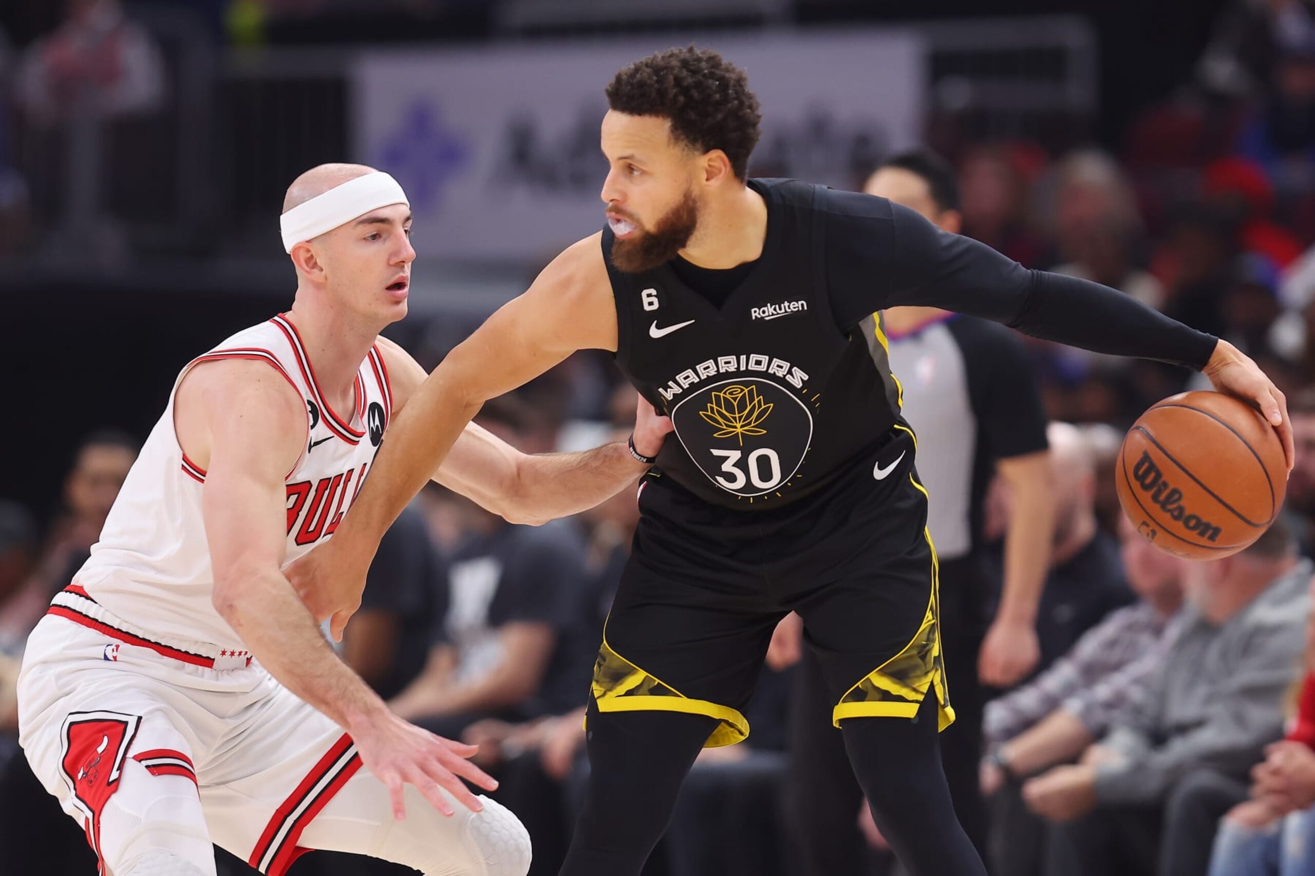 CHICAGO, ILLINOIS - JANUARY 15: Stephen Curry #30 of the Golden State Warriors is defended by Alex Caruso #6 of the Chicago Bulls during the first half at United Center on January 15, 2023 in Chicago, Illinois. NOTE TO USER: User expressly acknowledges and agrees that, by downloading and or using this photograph, User is consenting to the terms and conditions of the Getty Images License Agreement.  (Photo by Michael Reaves/Getty Images)