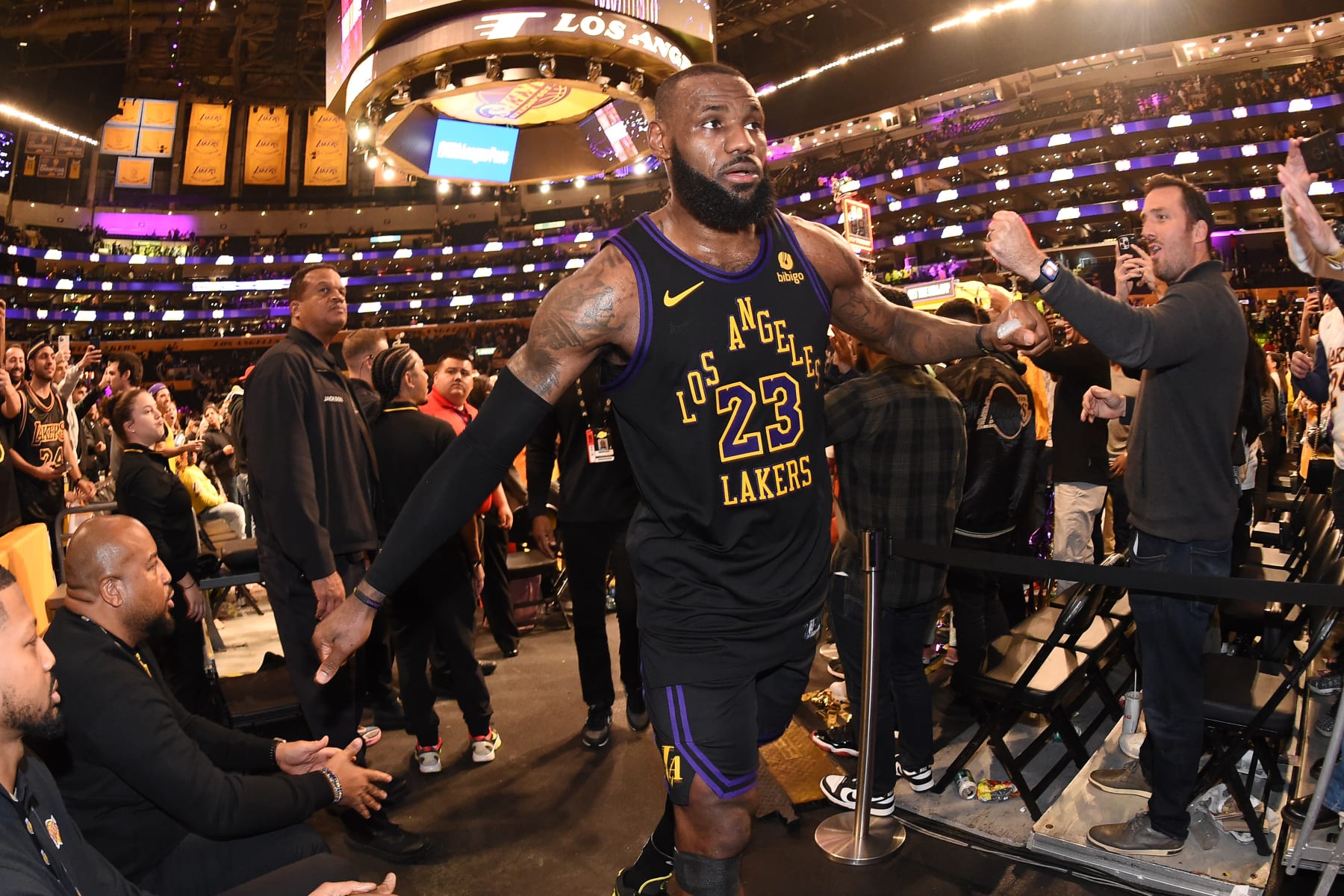 lebron gold jersey