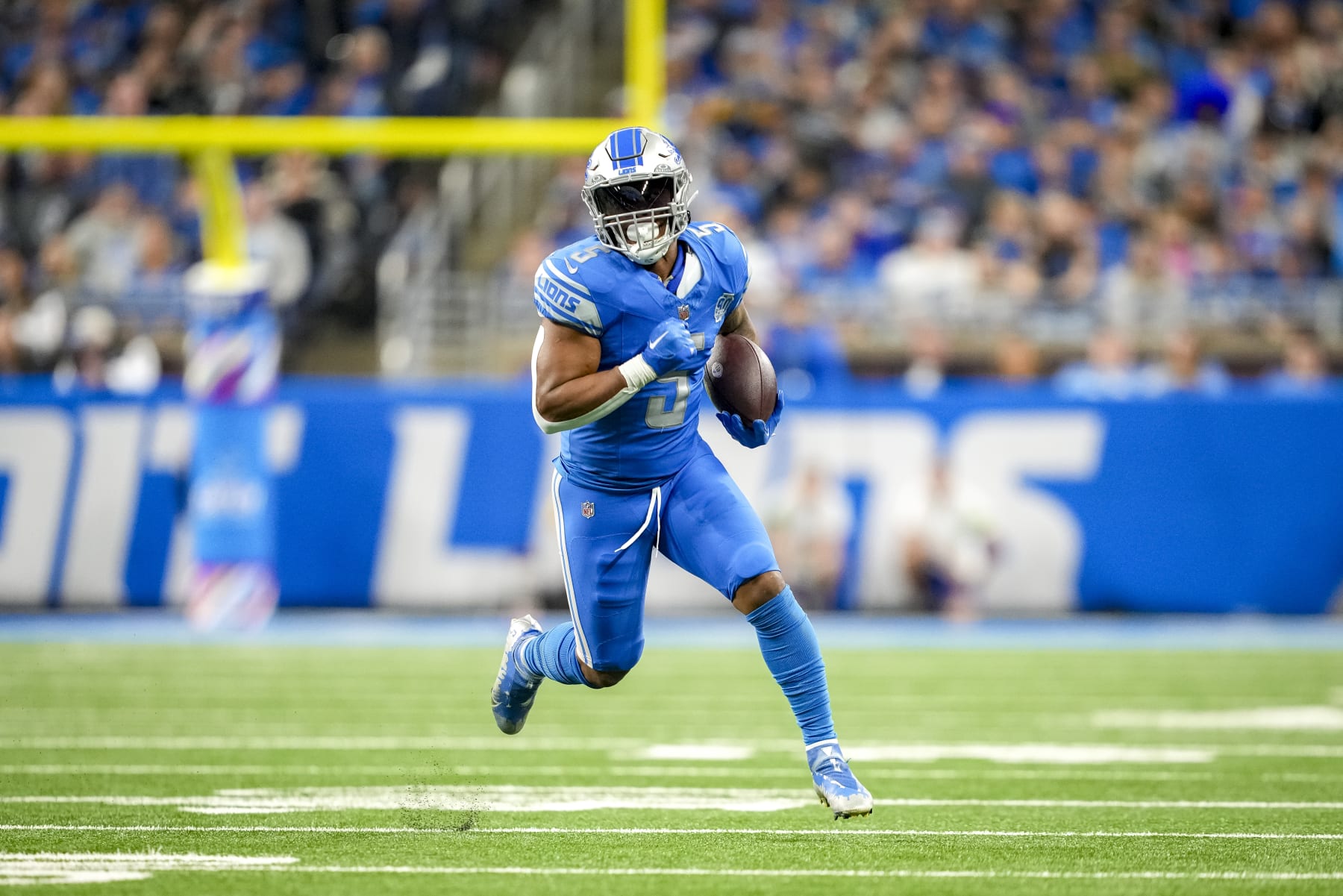 DETROIT, MICHIGAN - OCTOBER 08: David Montgomery #5 of the Detroit Lions runs in action against the Carolina Panthers at Ford Field on October 08, 2023 in Detroit, Michigan. (Photo by Nic Antaya/Getty Images)
