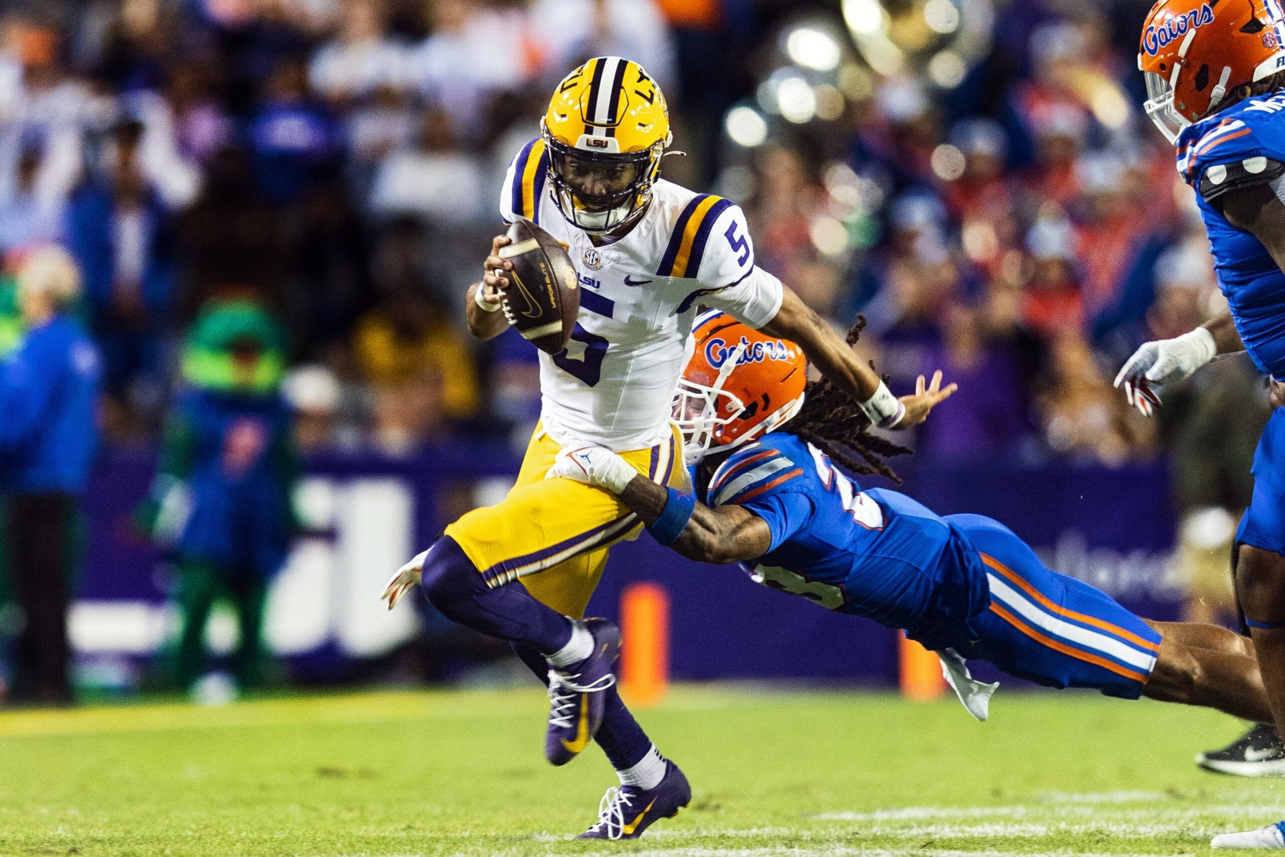 BATON ROUGE, LA - NOVEMBER 11: LSU Tigers quarterback Jayden Daniels (5) rushes the ball during a game between the LSU Tigers and the Florida Gators on November 11, 2023, at Tiger Stadium in Baton Rouge, Louisiana. (Photo by John Korduner/Icon Sportswire via Getty Images)