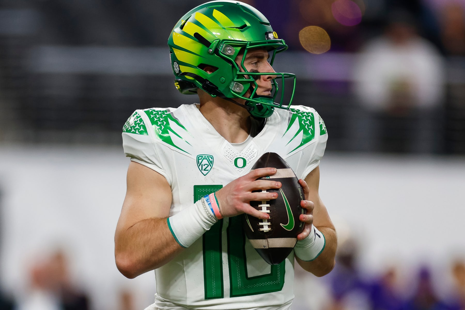 LAS VEGAS, NEVADA - DECEMBER 1: Bo Nix #10 of the Oregon Ducks looks for an open receiver in the second half during the Pac-12 Championship game against the Washington Huskies at Allegiant Stadium on December 1, 2023 in Las Vegas, Nevada. (Photo by Brandon Sloter/Image Of Sport/Getty Images)