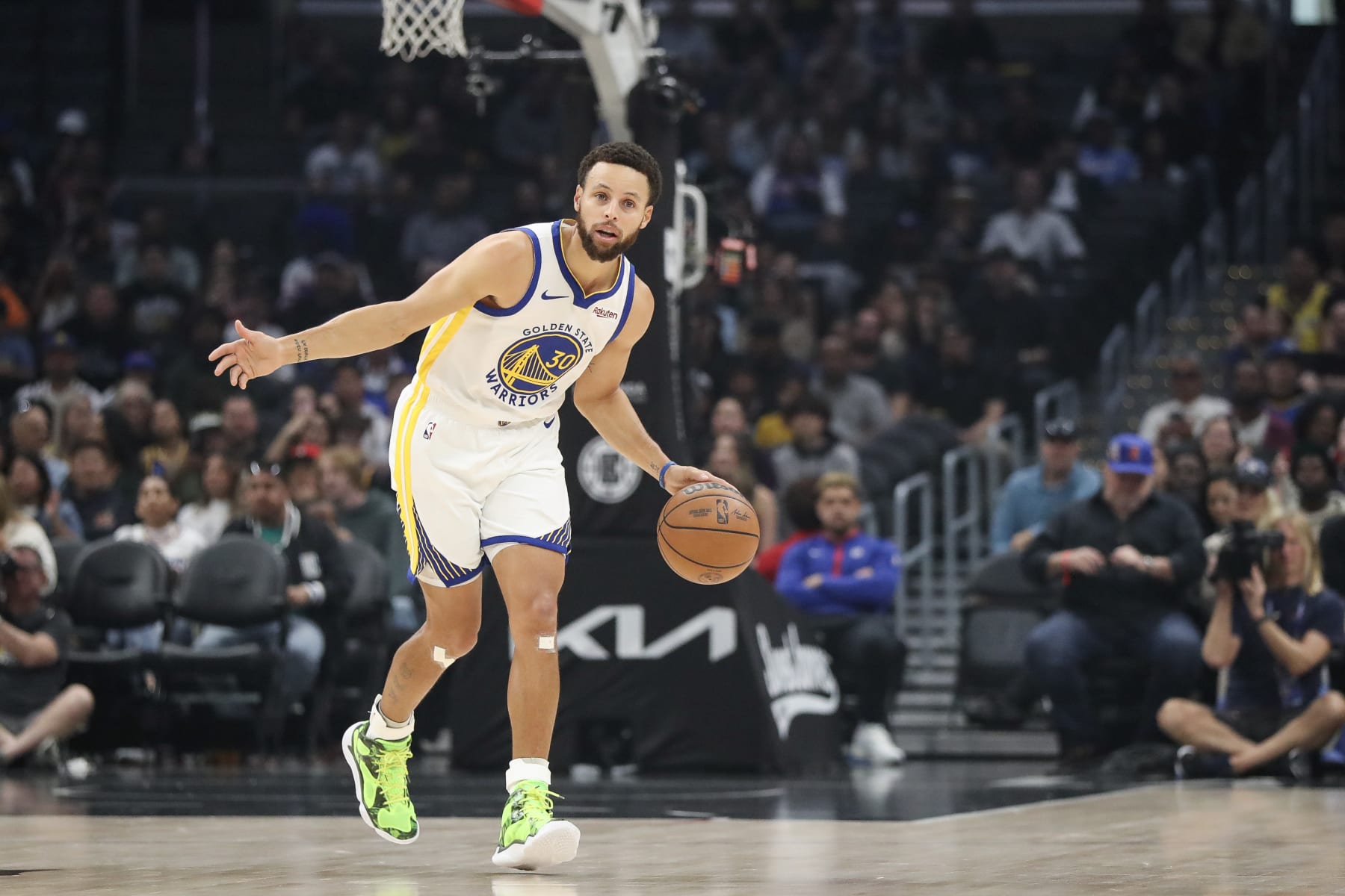 LOS ANGELES, CALIFORNIA - DECEMBER 02: Stephen Curry #30 of the Golden State Warriors handles the ball in the first quarter against the LA Clippers at Crypto.com Arena on December 02, 2023 in Los Angeles, California. NOTE TO USER: User expressly acknowledges and agrees that, by downloading and or using this photograph, User is consenting to the terms and conditions of the Getty Images License Agreement. (Photo by Meg Oliphant/Getty Images)