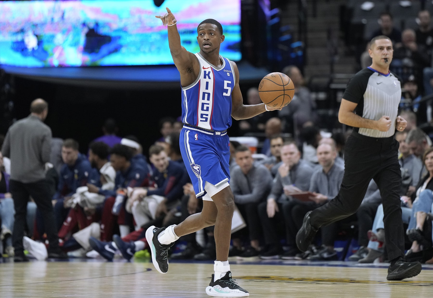 SACRAMENTO, CALIFORNIA - DECEMBER 02: De'Aaron Fox #5 of the Sacramento Kings dribbles the ball up court against the Denver Nuggets during the first half of an NBA basketball game at Golden 1 Center on December 02, 2023 in Sacramento, California. NOTE TO USER: User expressly acknowledges and agrees that, by downloading and or using this photograph, User is consenting to the terms and conditions of the Getty Images License Agreement. (Photo by Thearon W. Henderson/Getty Images)