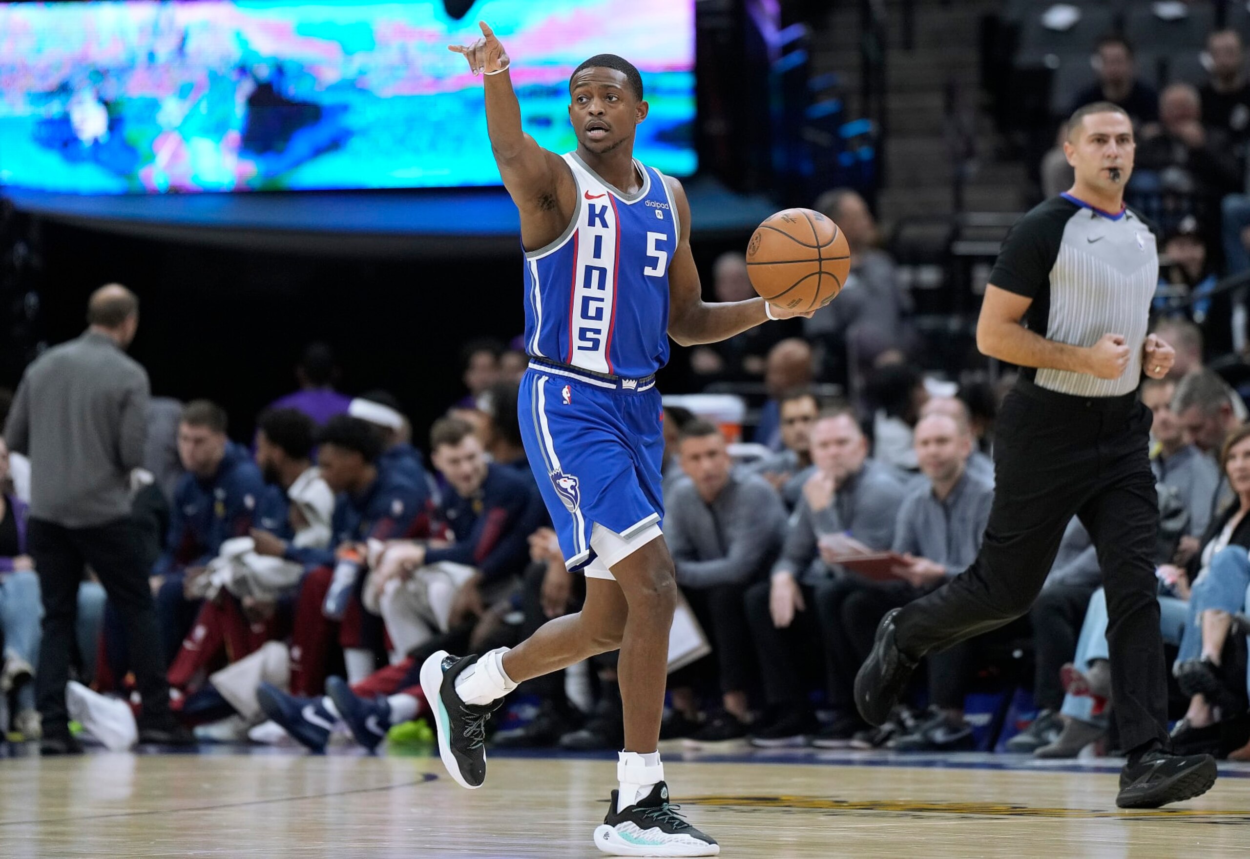 SACRAMENTO, CALIFORNIA - DECEMBER 02: De'Aaron Fox #5 of the Sacramento Kings dribbles the ball up court against the Denver Nuggets during the first half of an NBA basketball game at Golden 1 Center on December 02, 2023 in Sacramento, California. NOTE TO USER: User expressly acknowledges and agrees that, by downloading and or using this photograph, User is consenting to the terms and conditions of the Getty Images License Agreement. (Photo by Thearon W. Henderson/Getty Images)