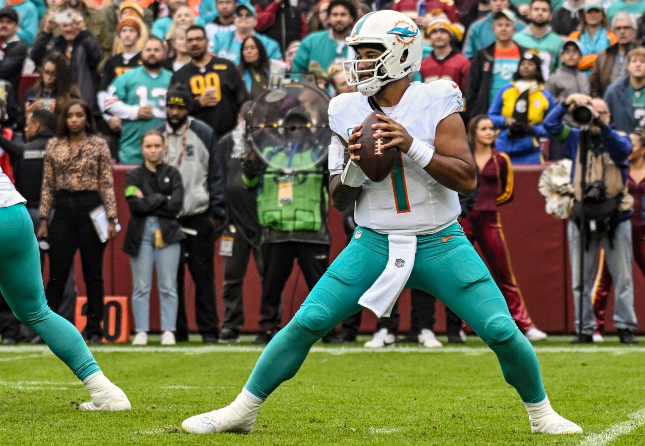 LANDOVER, MD - DECEMBER 03: Miami Dolphins quarterback Tua Tagovailoa (1) in action during the NFL game between the Miami Dolphins and the Washington Commanders on December 3, 2023 at Fed Ex Field in Landover, MD. (Photo by Mark Goldman/Icon Sportswire via Getty Images) LANDOVER, MD - DECEMBER 03: Miami Dolphins quarterback Tua Tagovailoa (1) in action during the NFL game between the Miami Dolphins and the Washington Commanders on December 3, 2023 at Fed Ex Field in Landover, MD. (Photo by Mark Goldman/Icon Sportswire via Getty Images)