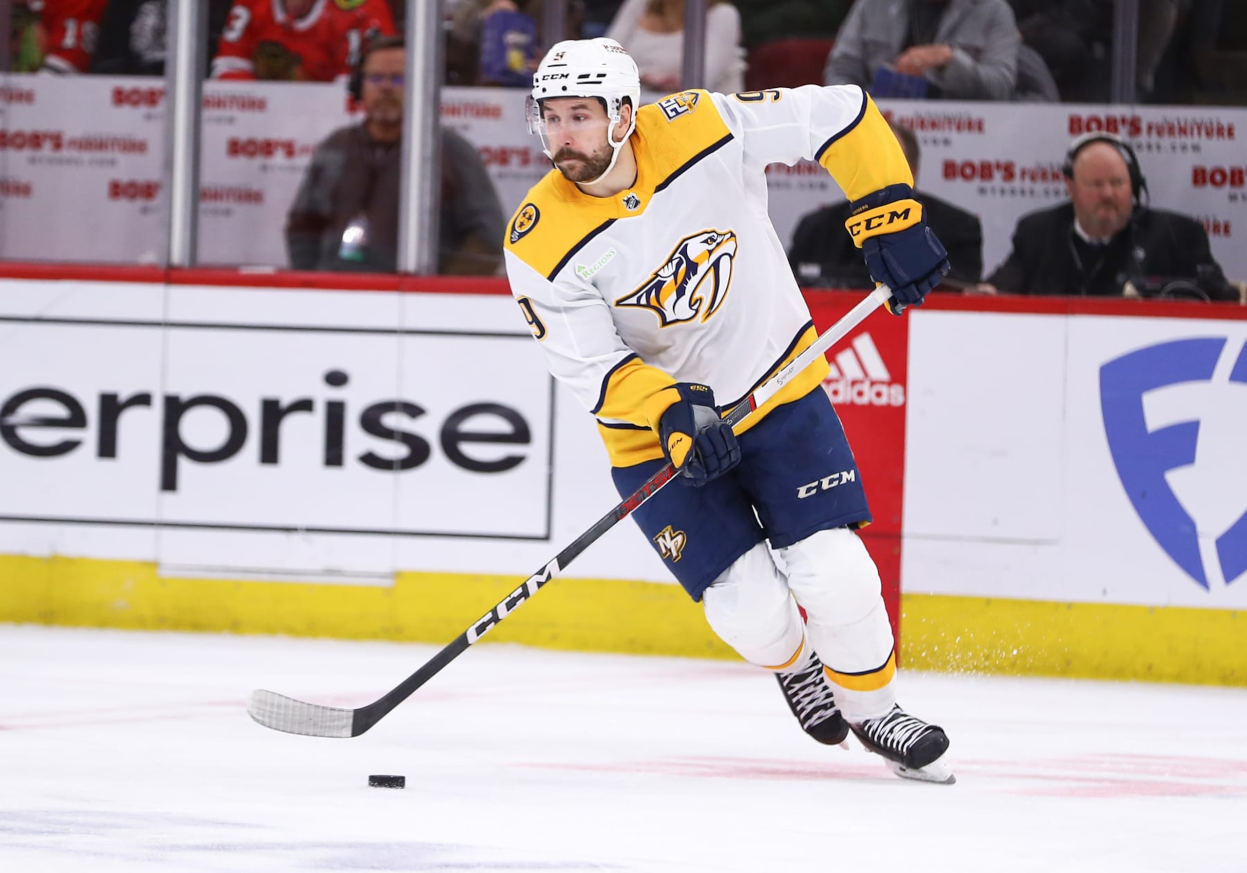 CHICAGO, IL - DECEMBER 05: Filip Forsberg #9 of the Nashville Predators controls the puck during the third period against the Chicago Blackhawks at the United Center on December 5, 2023 in Chicago, Illinois. (Photo by Melissa Tamez/Icon Sportswire via Getty Images)