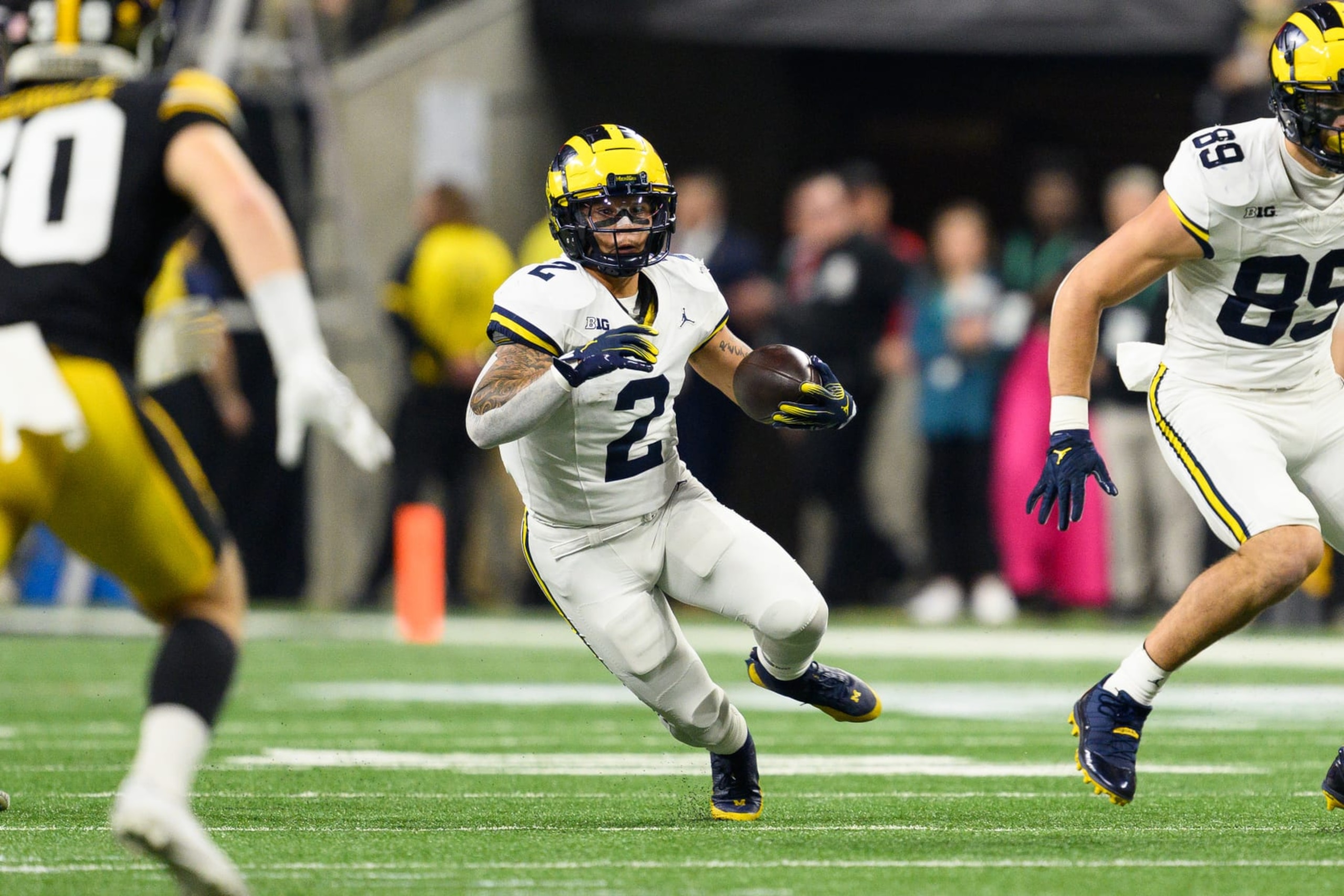 INDIANAPOLIS, IN - DECEMBER 02: Michigan Wolverines running back Blake Corum (2) runs to the outside during the Big 10 Championship game between the Michigan Wolverines and Iowa Hawkeyes on December 2, 2023, at Lucas Oil Stadium in Indianapolis, IN. (Photo by Zach Bolinger/Icon Sportswire via Getty Images)