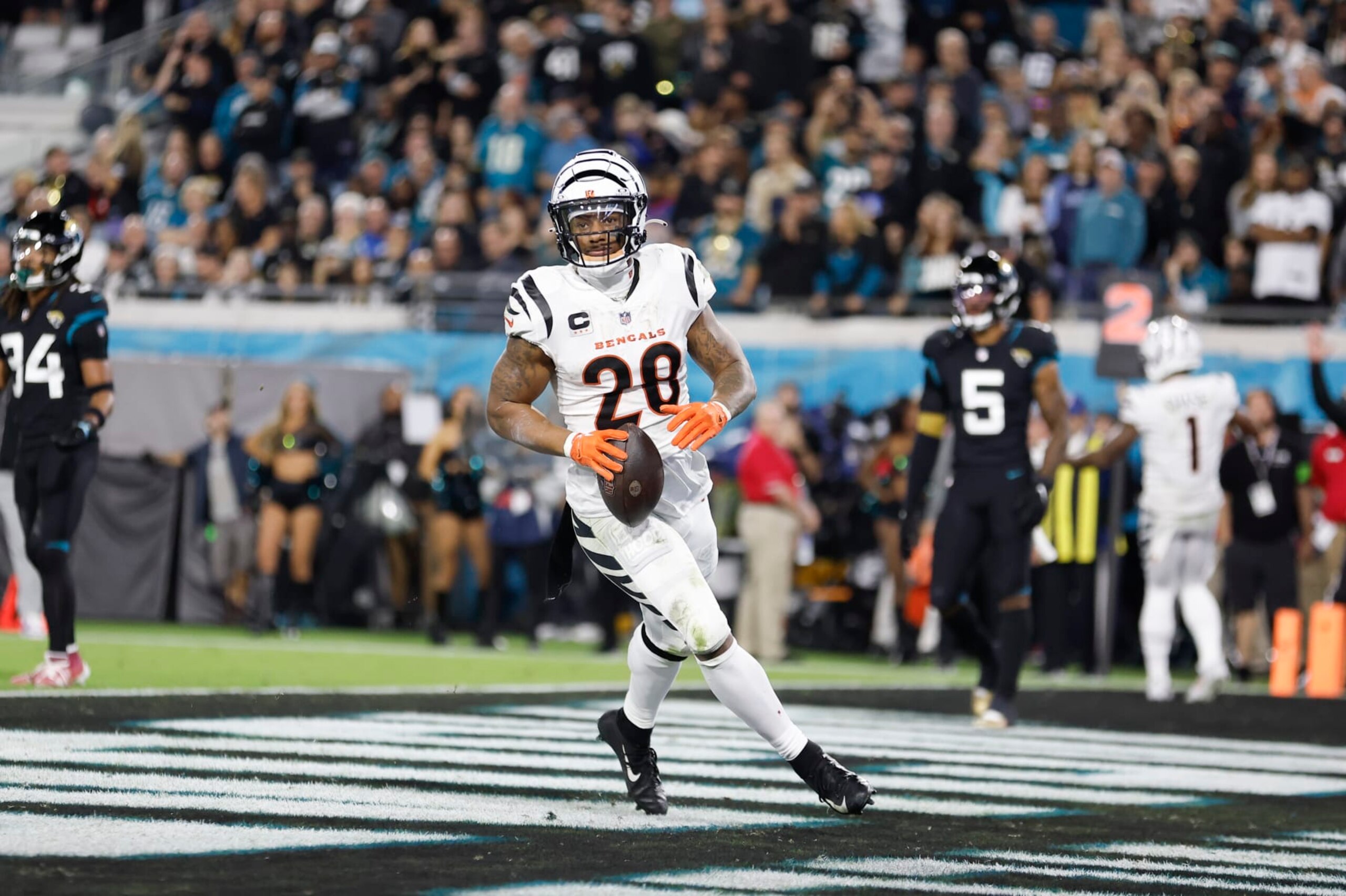 JACKSONVILLE, FL - DECEMBER 04: Cincinnati Bengals running back Joe Mixon (28) scores a touchdown during the game between the Jacksonville Jaguars and the Cincinnati Bengals on December 4, 2023 at EverBank Stadium in Jacksonville, Fl. (Photo by David Rosenblum/Icon Sportswire via Getty Images) JACKSONVILLE, FL - DECEMBER 04: Cincinnati Bengals running back Joe Mixon (28) scores a touchdown during the game between the Jacksonville Jaguars and the Cincinnati Bengals on December 4, 2023 at EverBank Stadium in Jacksonville, Fl. (Photo by David Rosenblum/Icon Sportswire via Getty Images)