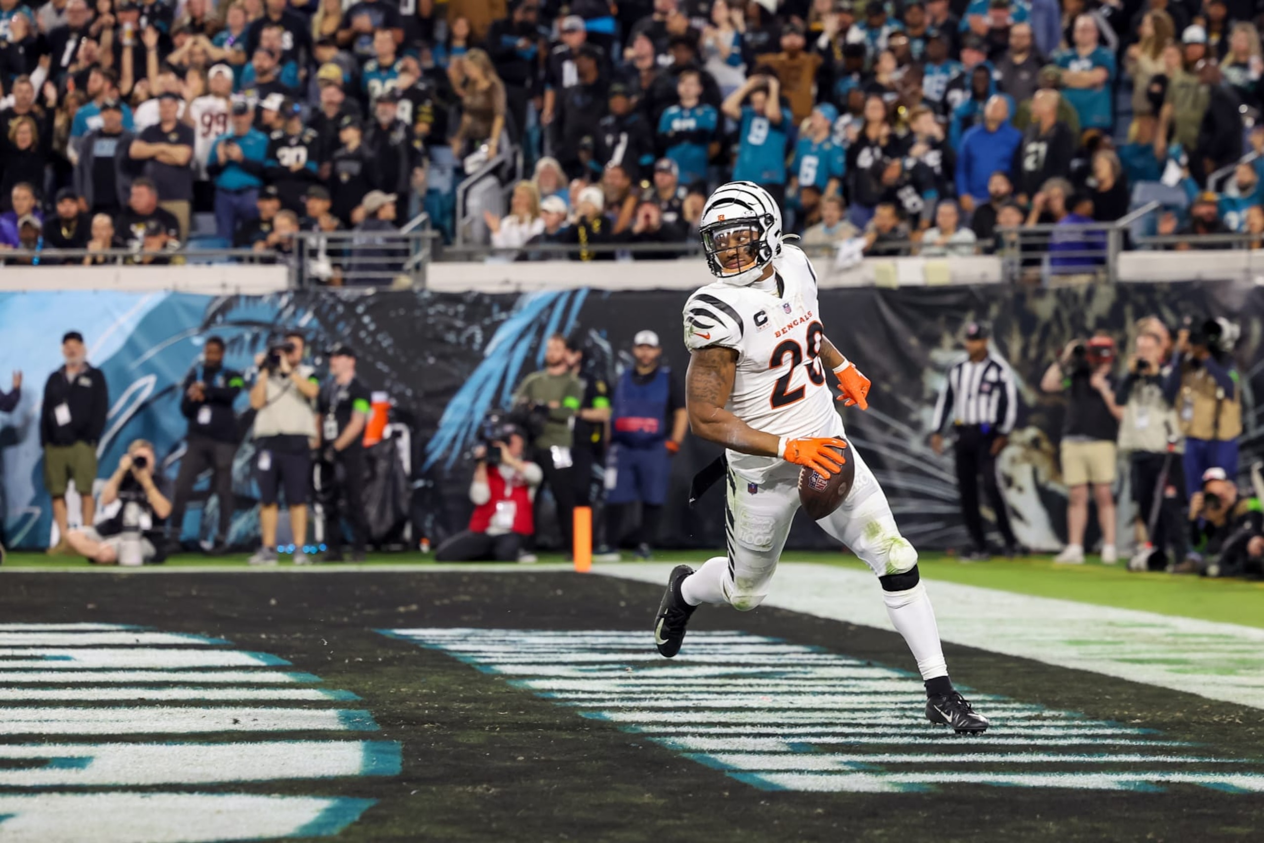 JACKSONVILLE, FLORIDA - DECEMBER 4: Joe Mixon #28 of the Cincinnati Bengals scores a touchdown against the Jacksonville Jaguars at EverBank Field on December 4, 2023 in Jacksonville, Florida. (Photo by Mike Carlson/Getty Images) JACKSONVILLE, FLORIDA - DECEMBER 4: Joe Mixon #28 of the Cincinnati Bengals scores a touchdown against the Jacksonville Jaguars at EverBank Field on December 4, 2023 in Jacksonville, Florida. (Photo by Mike Carlson/Getty Images)