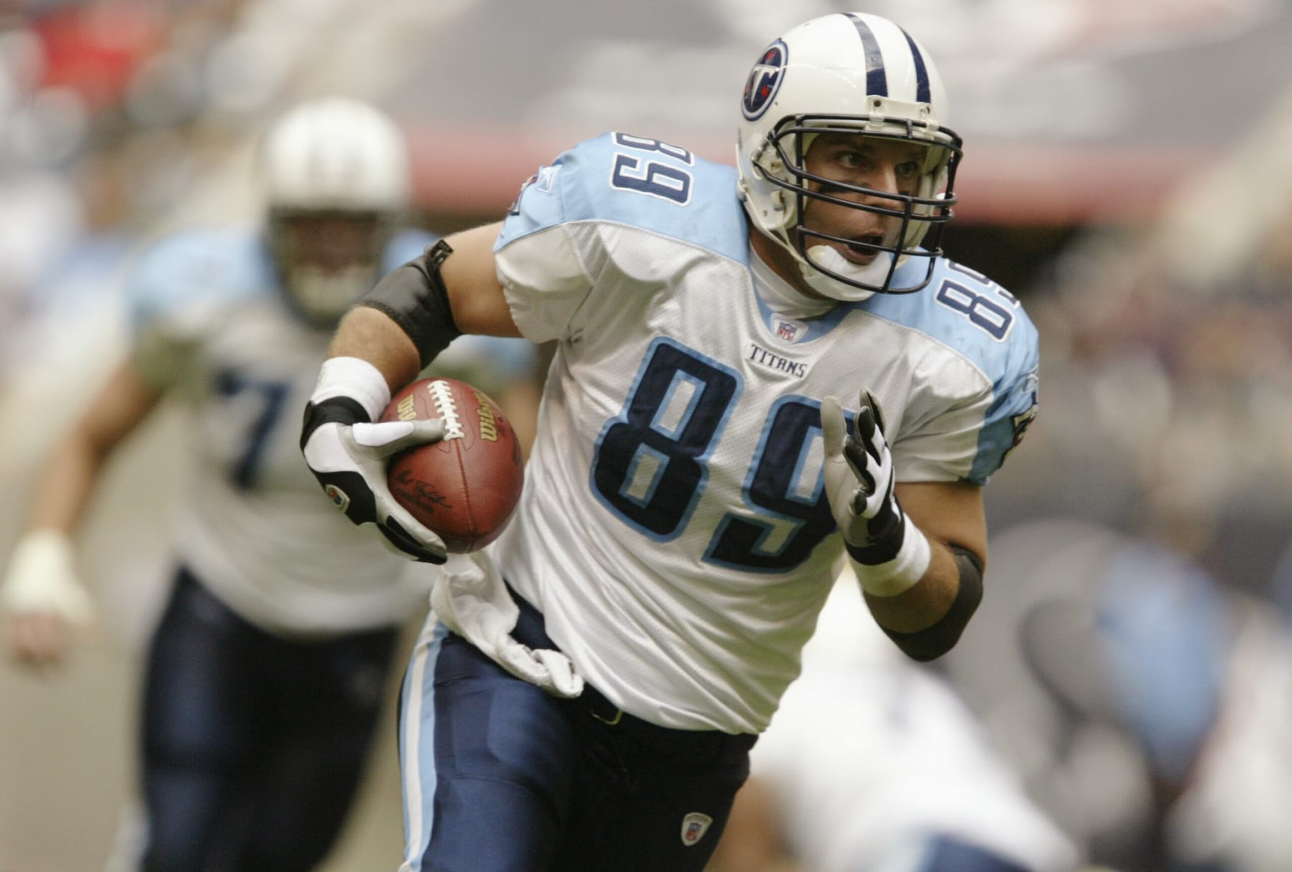 HOUSTON - DECEMBER 21:  Tight end Frank Wycheck #89 of the Tennessee Titans runs the ball during the game against the Houston Texans on December 21, 2003 at Reliant Stadium in Houston, Texas.  The Titans won 27-24.   (Photo by Brian Bahr/Getty Images)