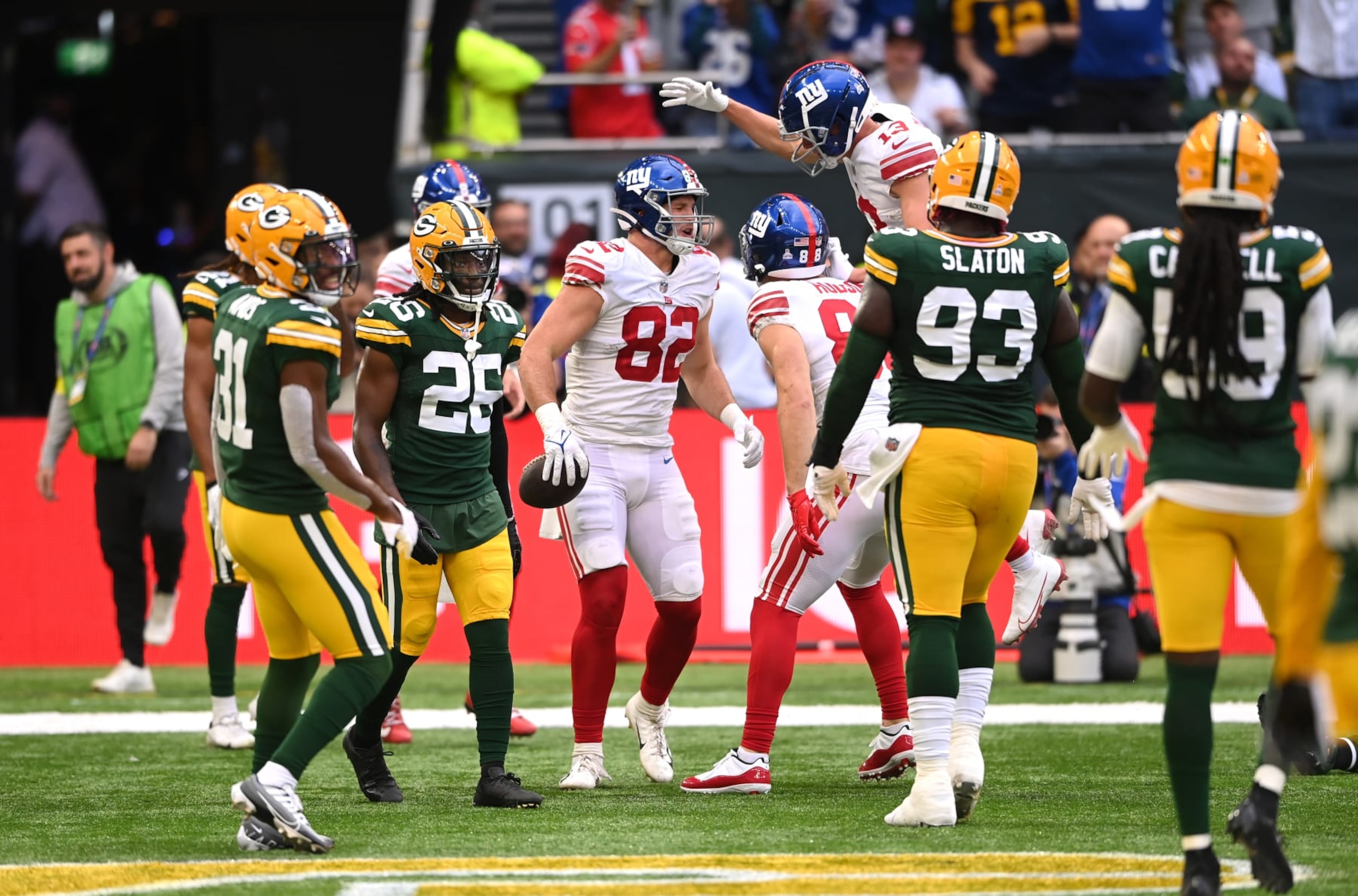 LONDON, ENGLAND - OCTOBER 09: New York Giants tight end Daniel Bellinger #82 celebrates his touchdown during the NFL match between New York Giants and Green Bay Packers at Tottenham Hotspur Stadium on October 09, 2022 in London, England. (Photo by Stu Forster/Getty Images)