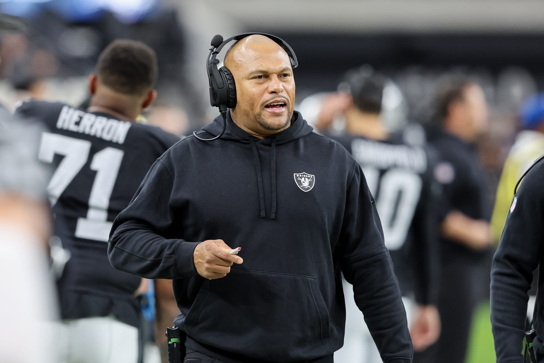 Raiders interim coach Antonio Pierce