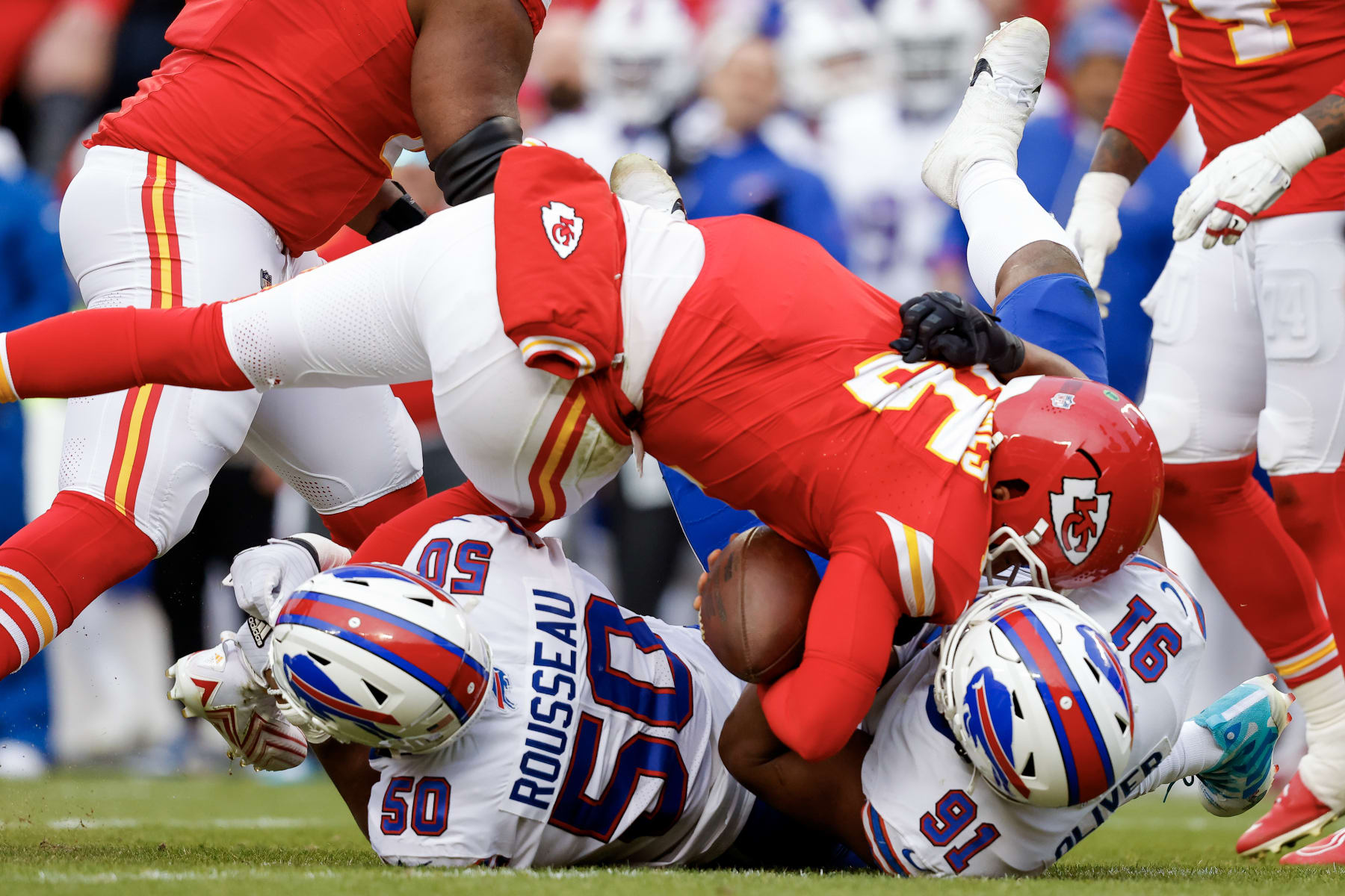 Bills DL sacks Chiefs QB Patrick Mahomes